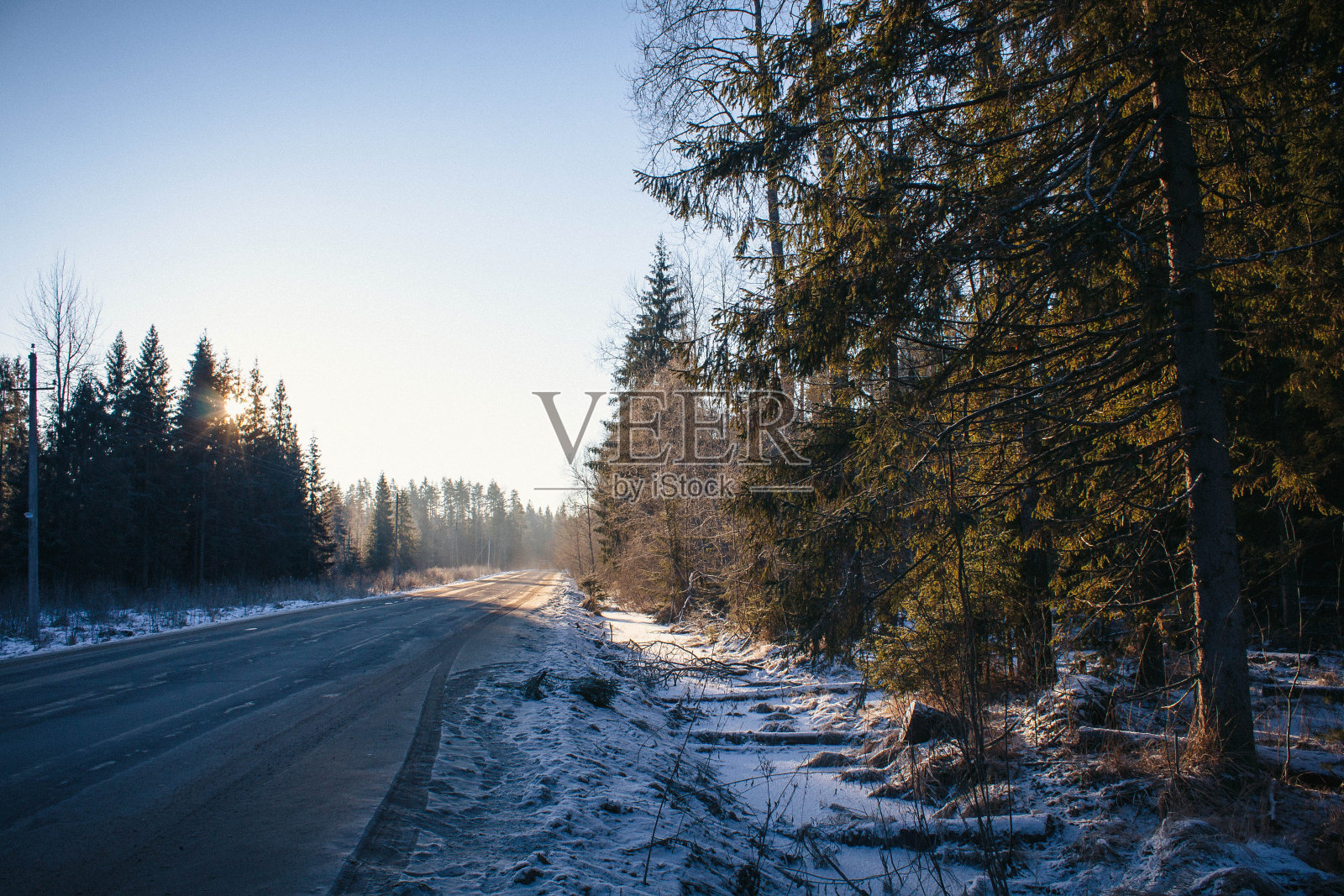 冬天的雪路。雪躺在路边。照片摄影图片