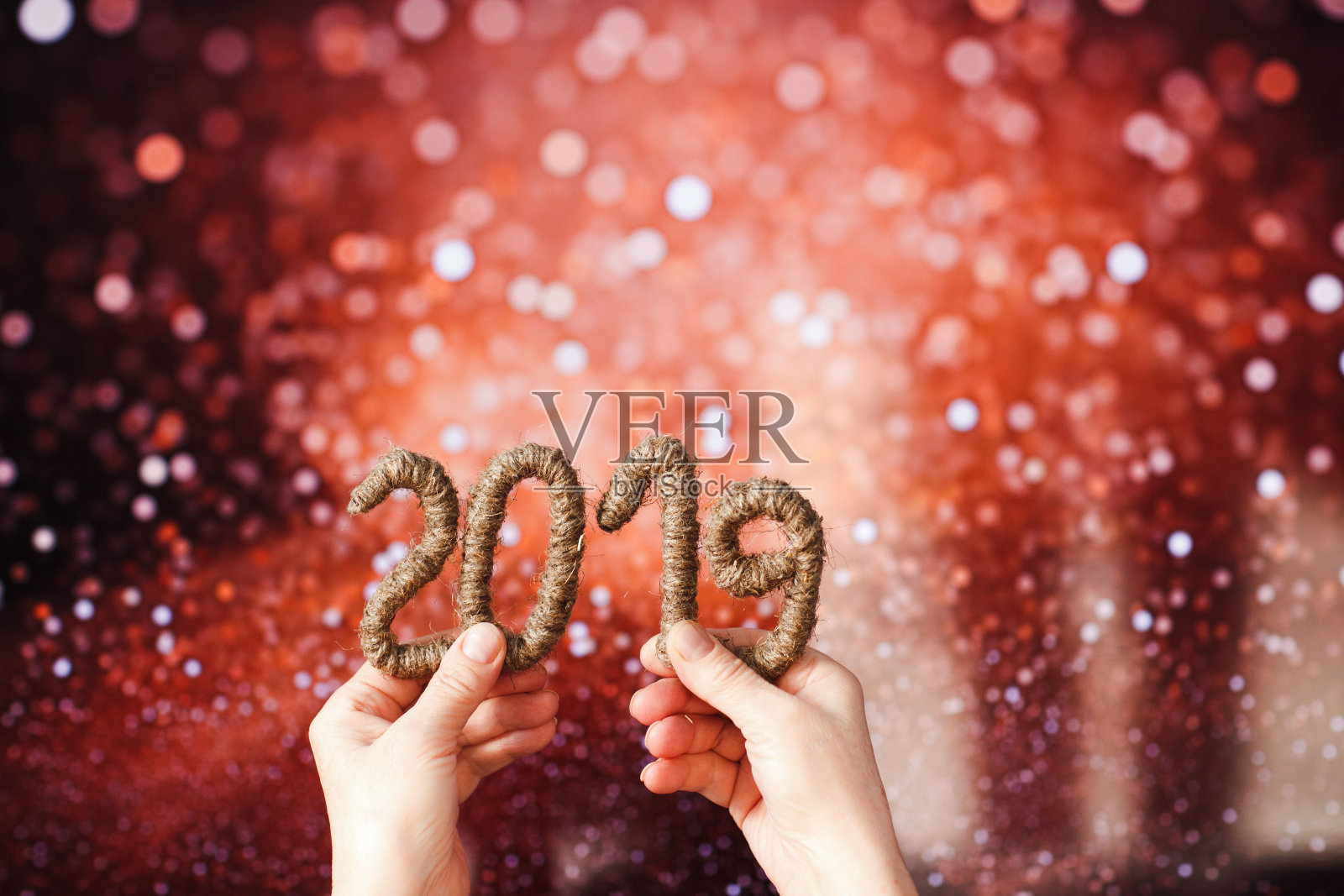 2019年数字在手和散景背景。圣诞和新年快乐的概念装饰。照片摄影图片