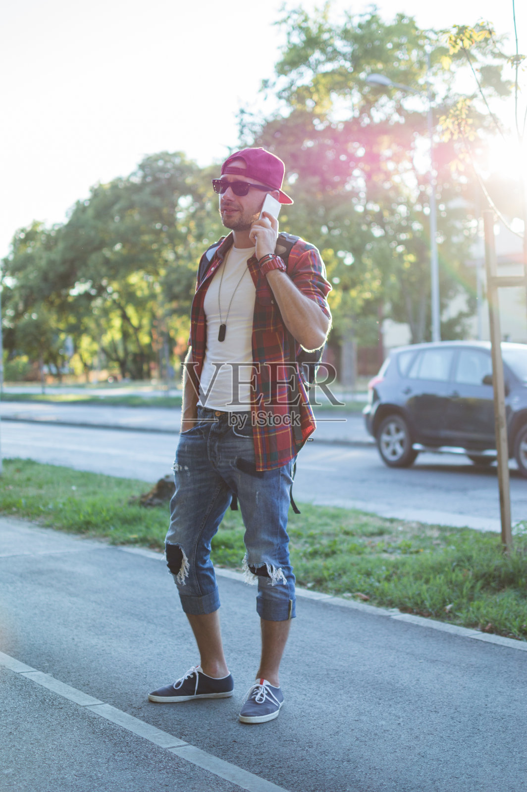 正在用电话的帅哥照片摄影图片