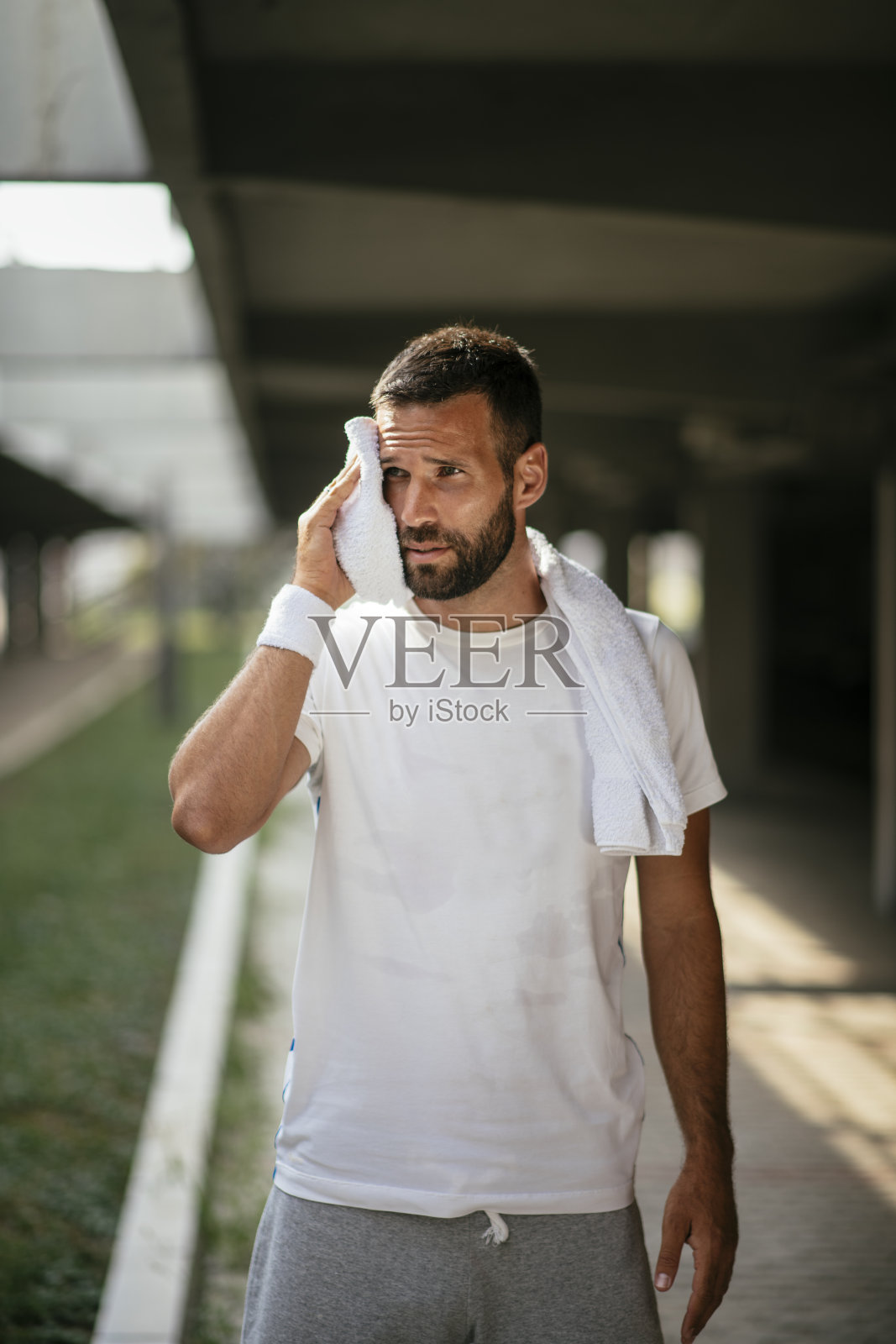 在户外训练的年轻运动员照片摄影图片