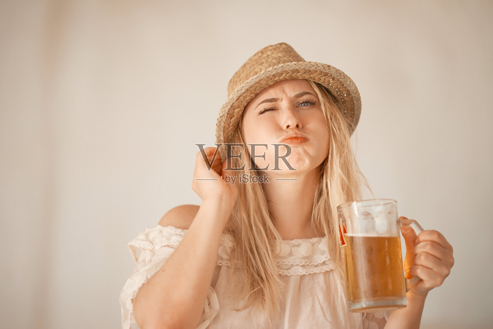 喝着我的啤酒开心呢照片摄影图片