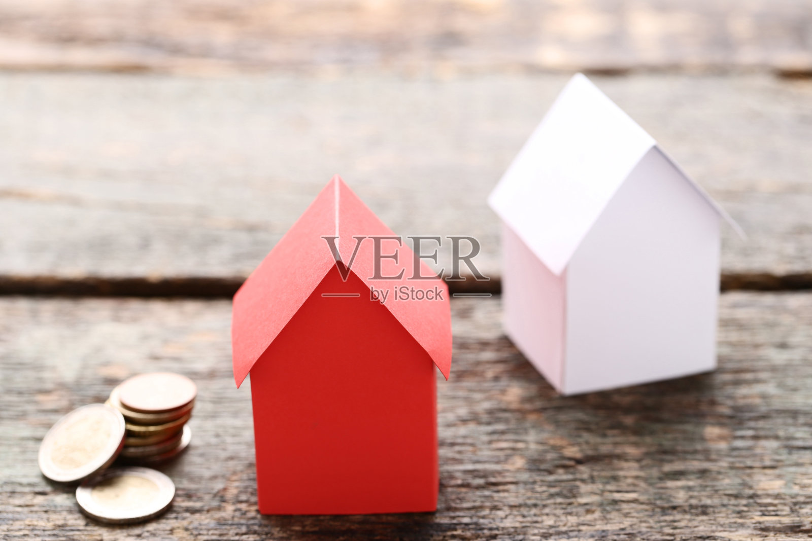 纸房子，木桌上放着硬币照片摄影图片