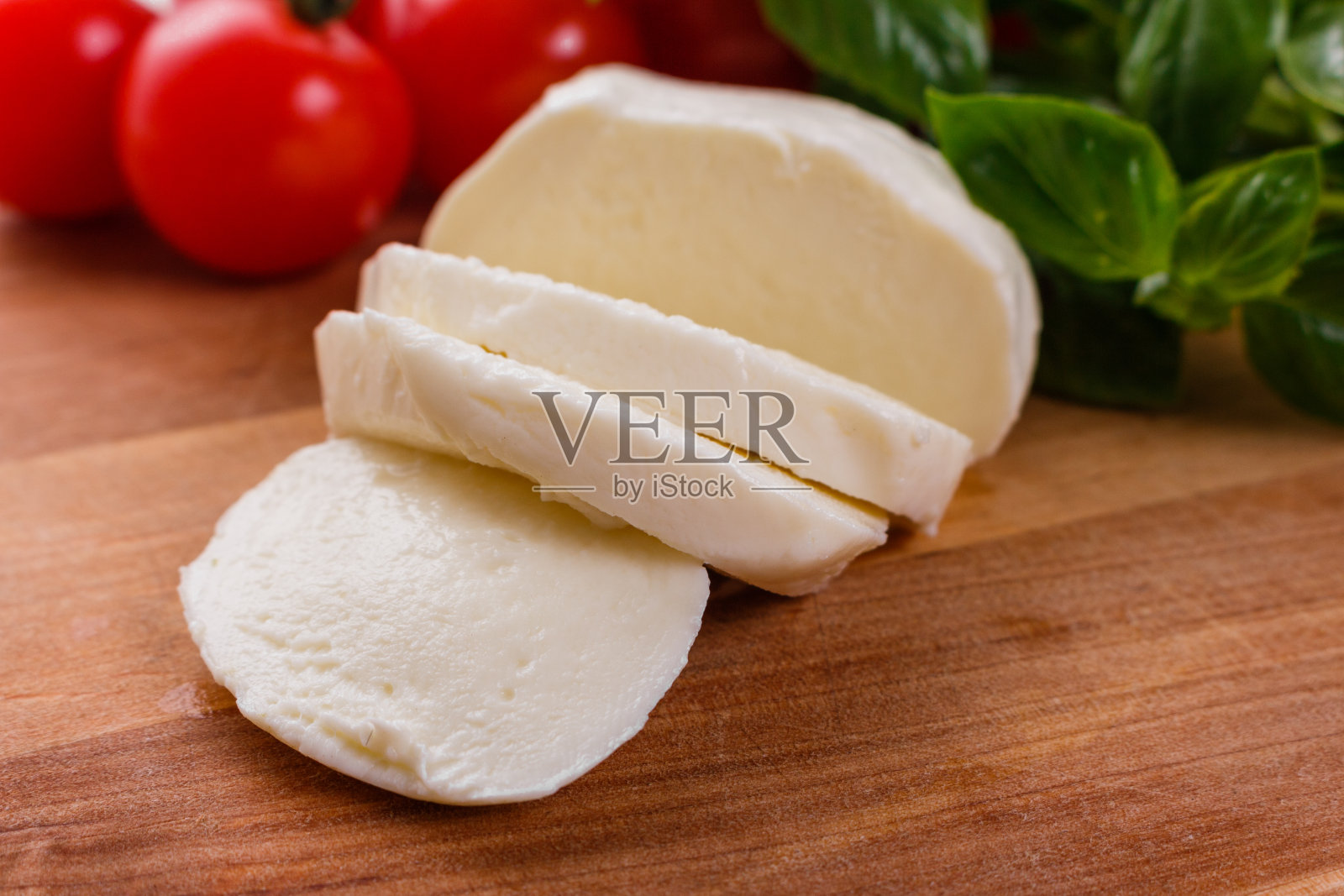 马苏里拉奶酪西红柿和罗勒在木制的乡村背景照片摄影图片