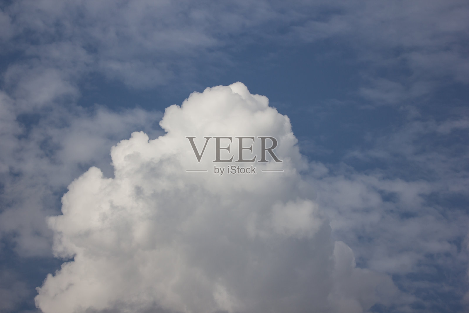 热带天空中的云。照片摄影图片