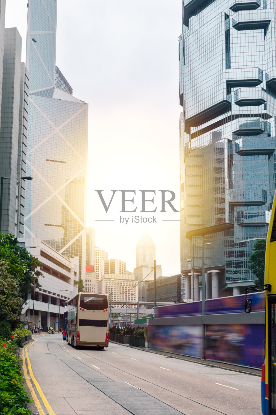 城市道路上有香港的城市景观，街道上有双层电车，城市生活。照片摄影图片