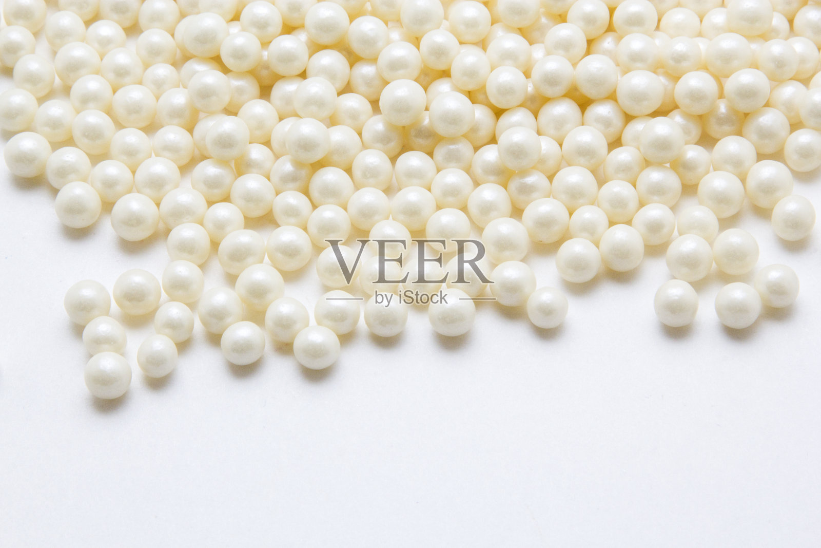 白色背景上的多色珍珠照片摄影图片