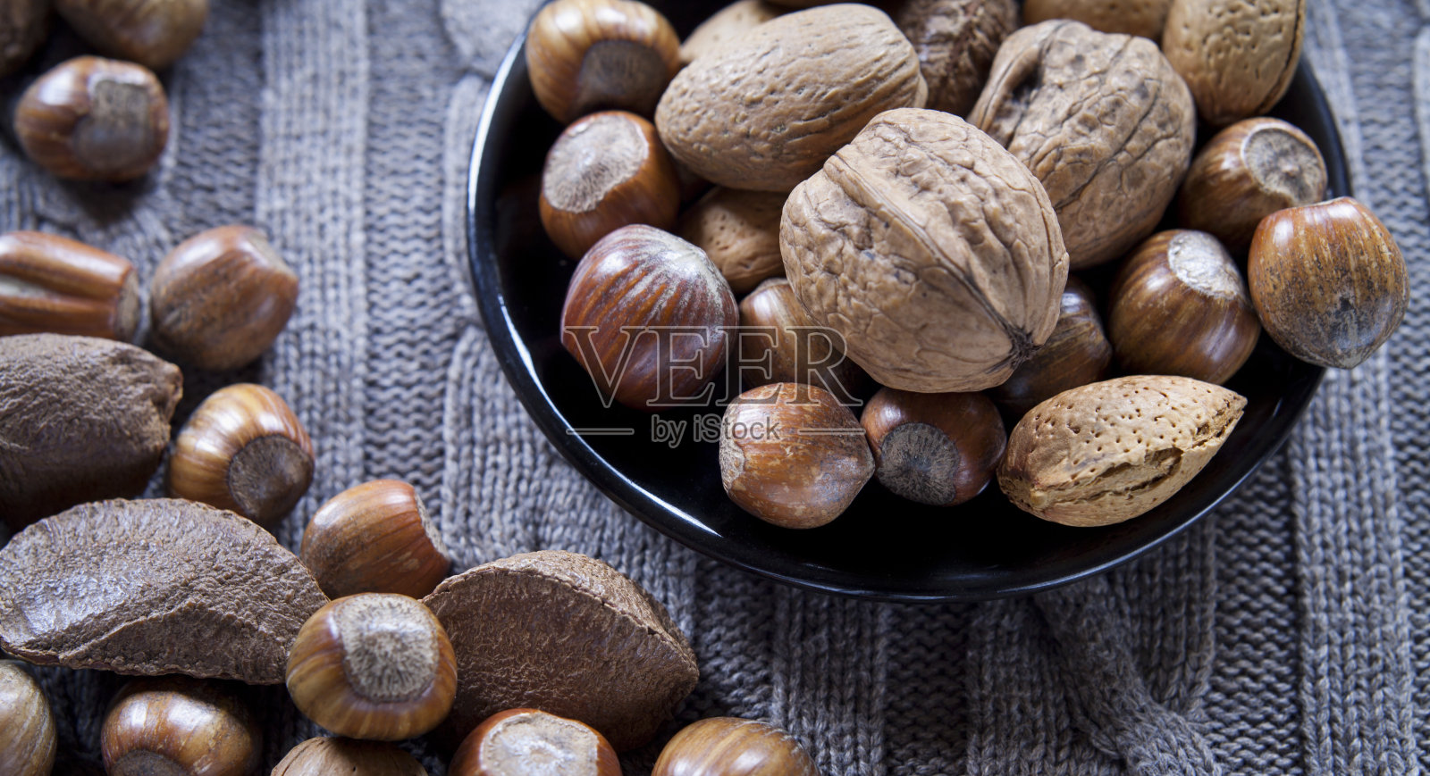 混合坚果壳上的自然背景:榛子，核桃，巴西坚果和杏仁。照片摄影图片