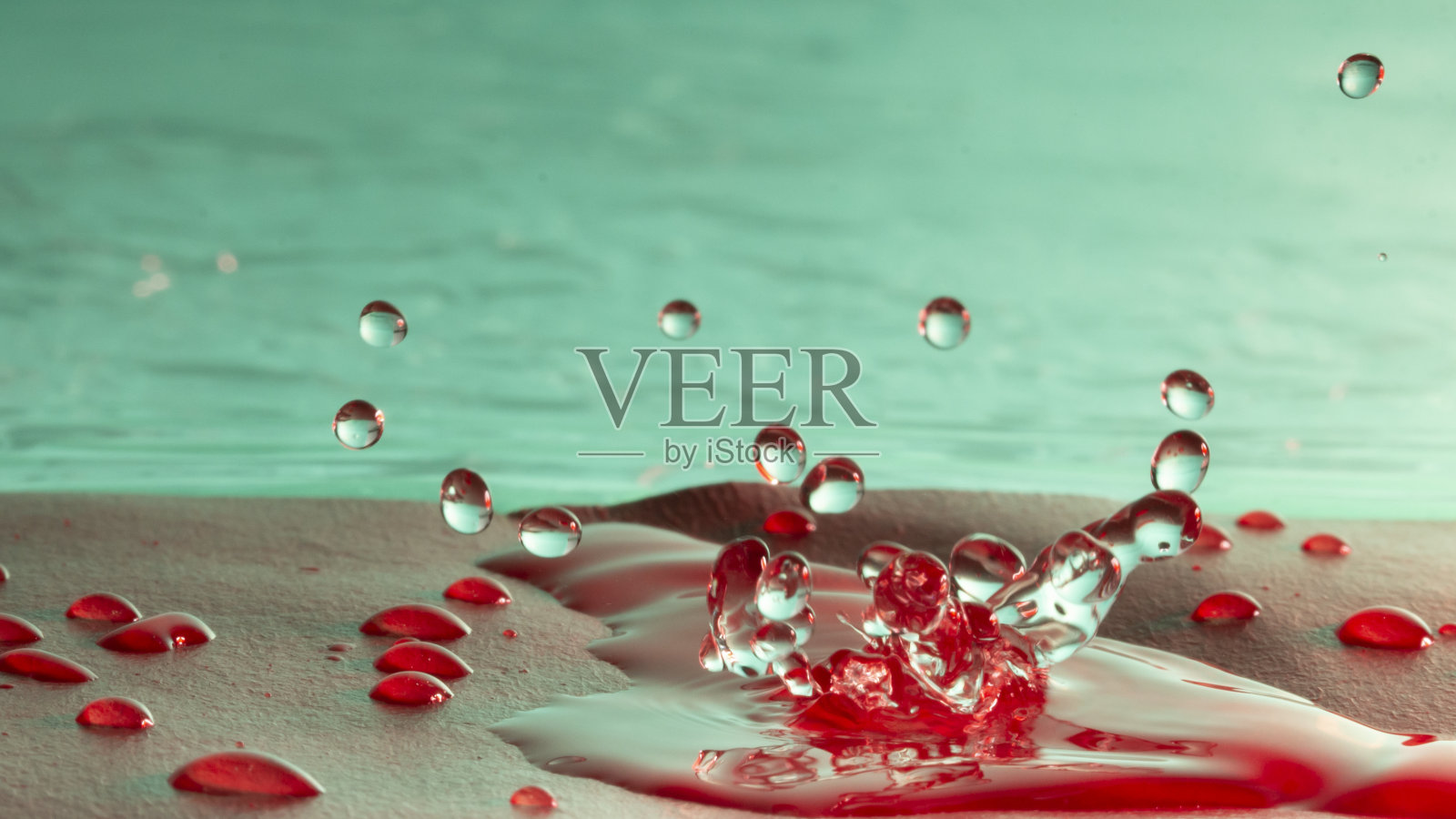 雨滴落进水里，选择性聚焦特写照片摄影图片