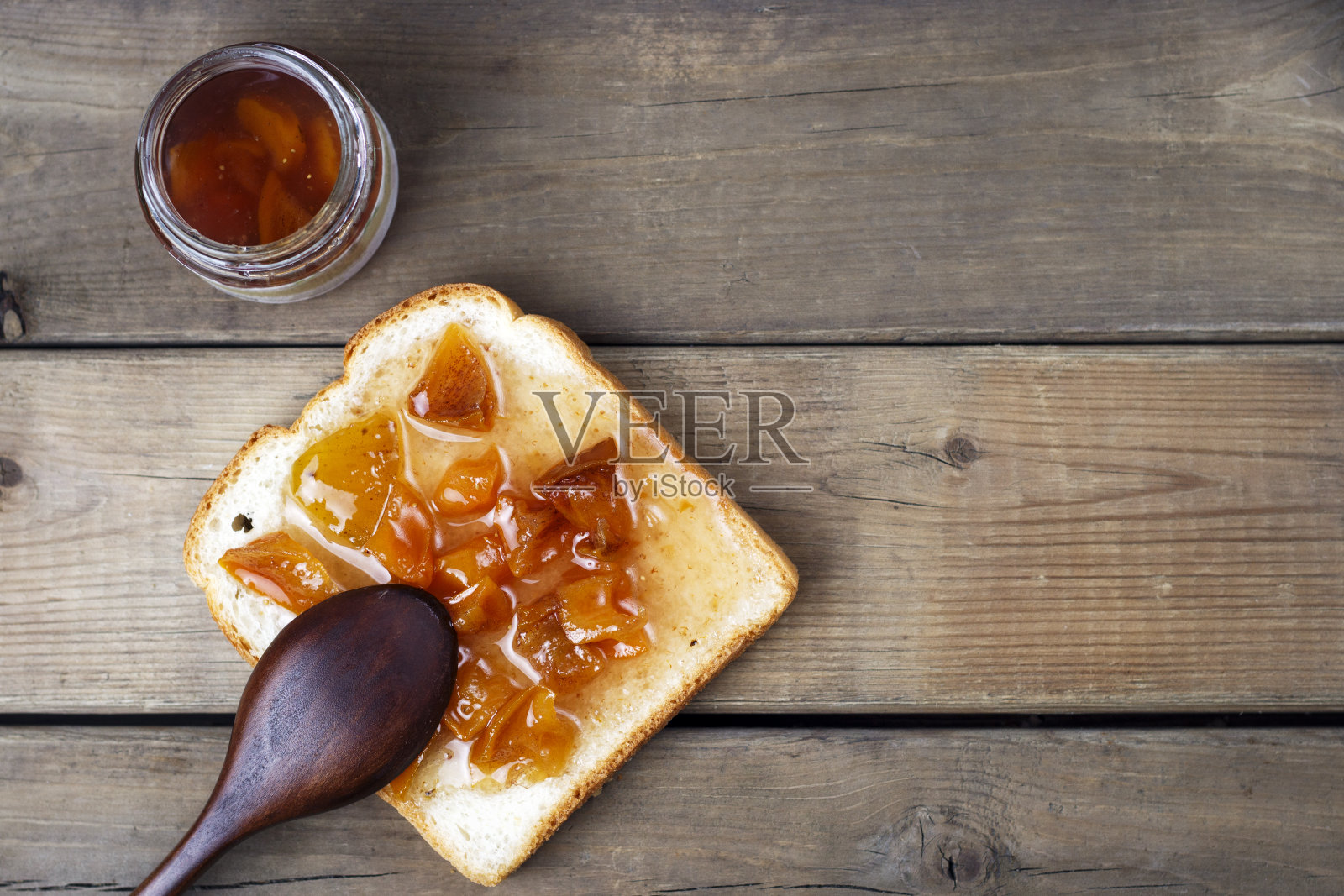 美味的面包与甜果酱和勺子在木制背景，俯视图，拷贝空间照片摄影图片