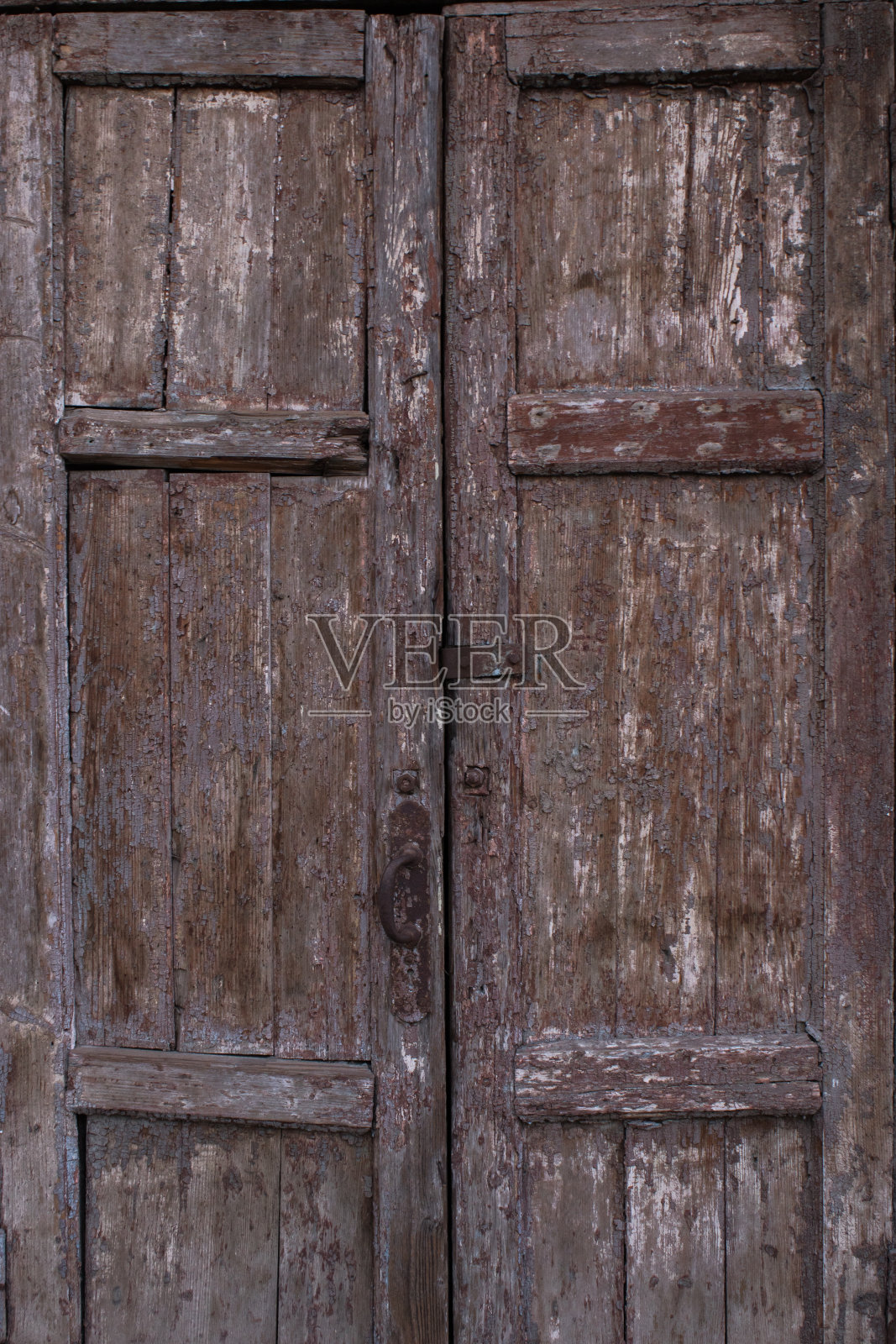 院子里有几扇摇摇晃晃的棕色老门照片摄影图片