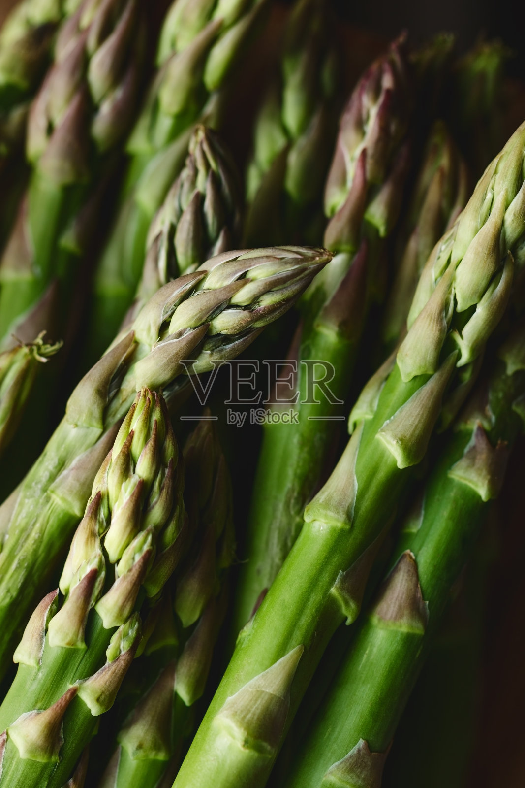 新鲜芦笋的微距摄影。健康素食的概念。照片摄影图片