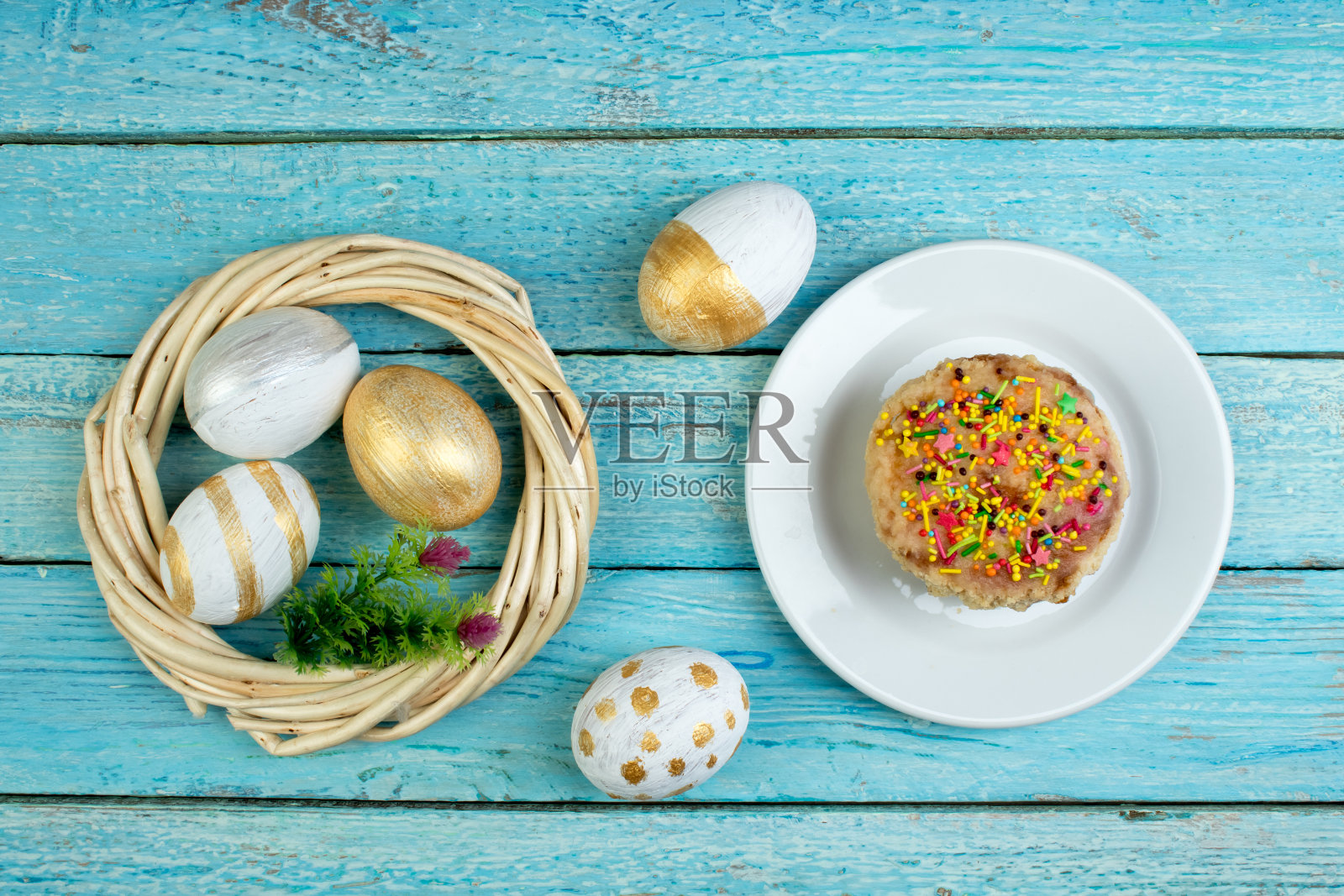 复活节快乐。画好的鸡蛋放在木桌上。复活节蛋糕——俄罗斯和乌克兰传统的库利希族复活节面包。前视图。为文本复制空间。照片摄影图片