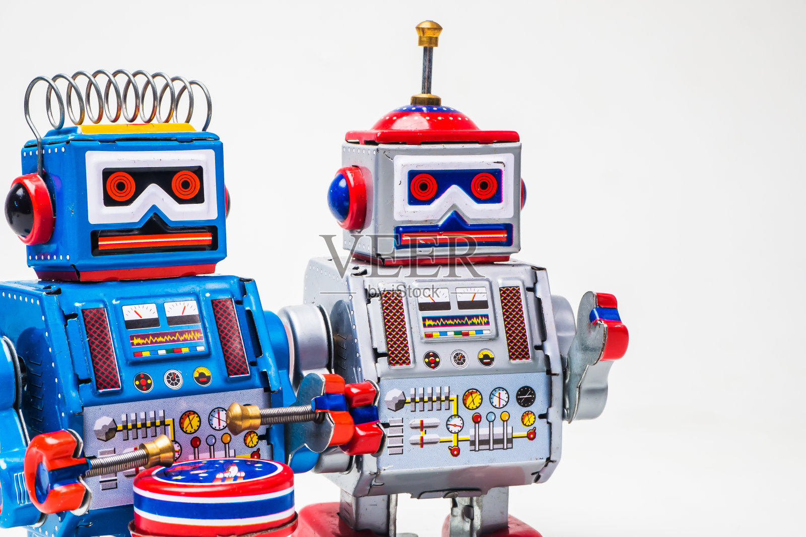 白色背景上的机器人锡玩具。照片摄影图片