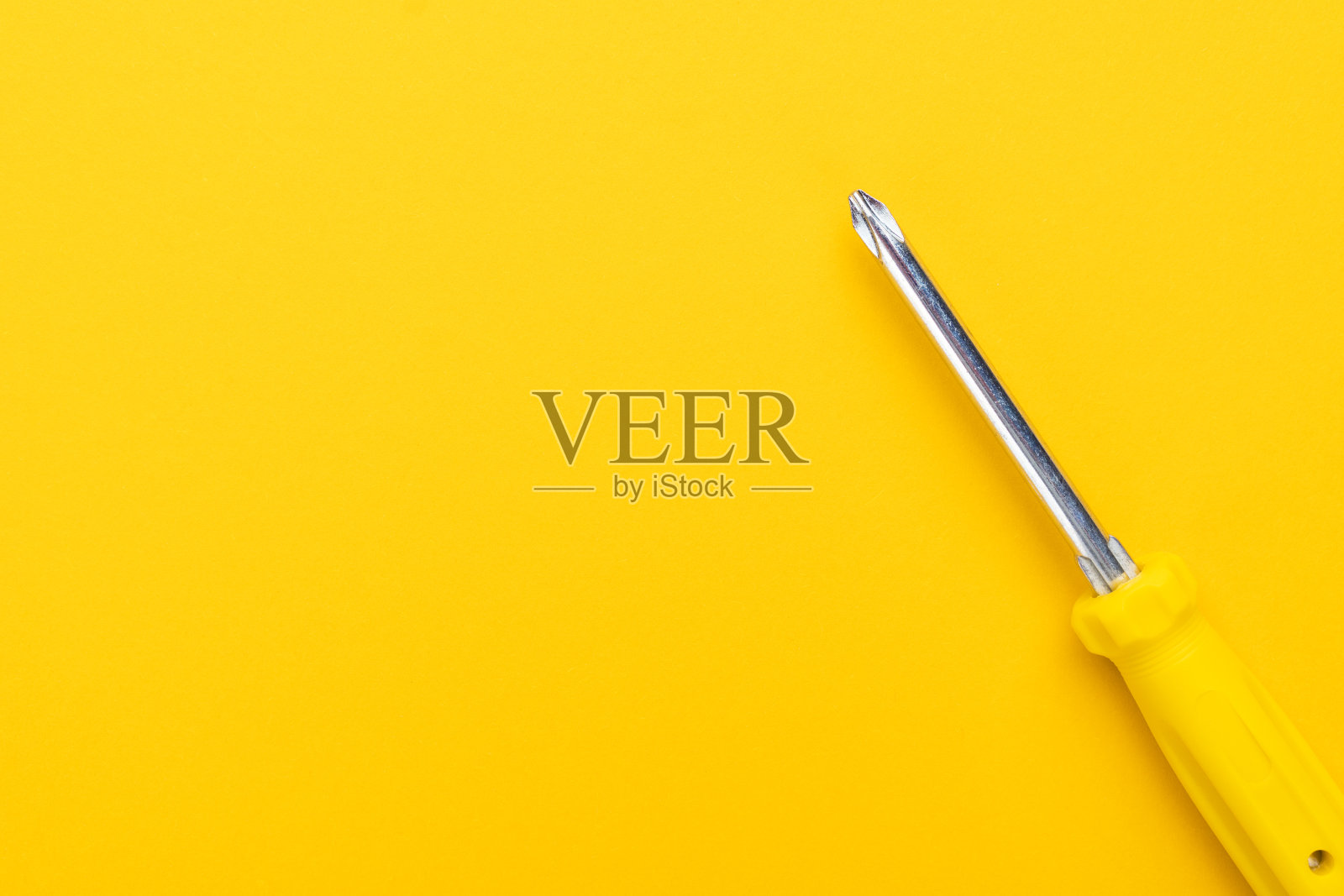 黄色背景螺丝刀照片摄影图片