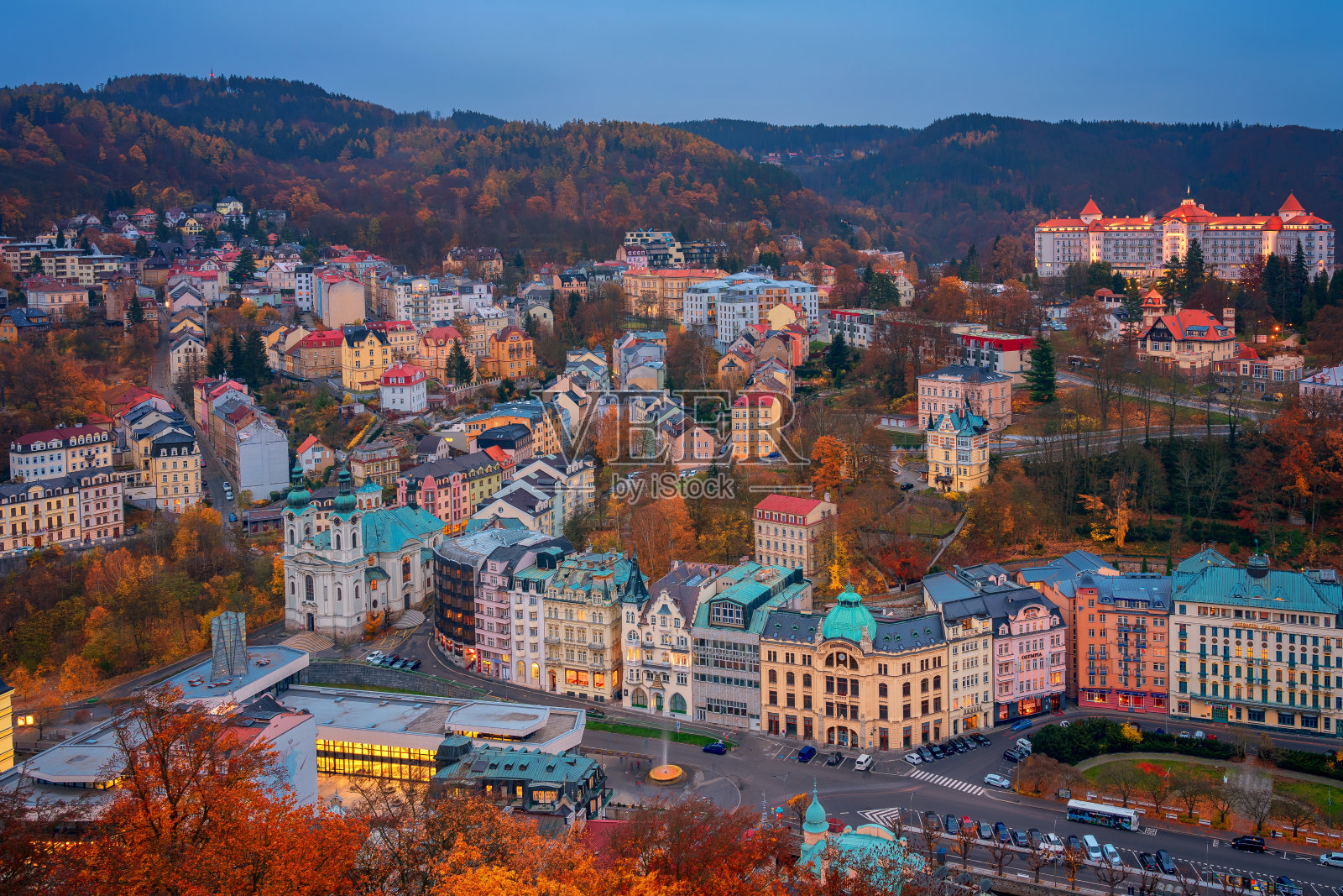 秋天，捷克共和国的温泉小镇卡罗维发利(Karlovy Vary)的美丽景色照片摄影图片
