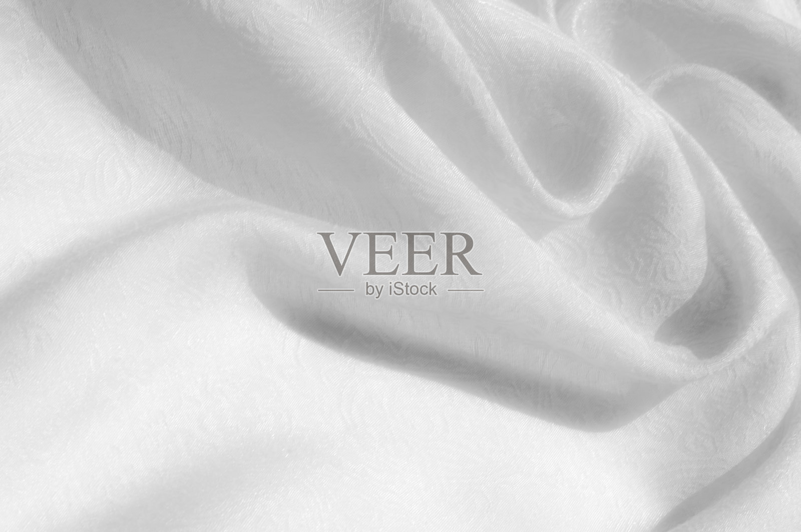 质地、背景、模式。织物-丝光。意大利白色面料与白色色调是一个小花卉图案。纯丝Charmeuse织物-轻银色衬里照片摄影图片