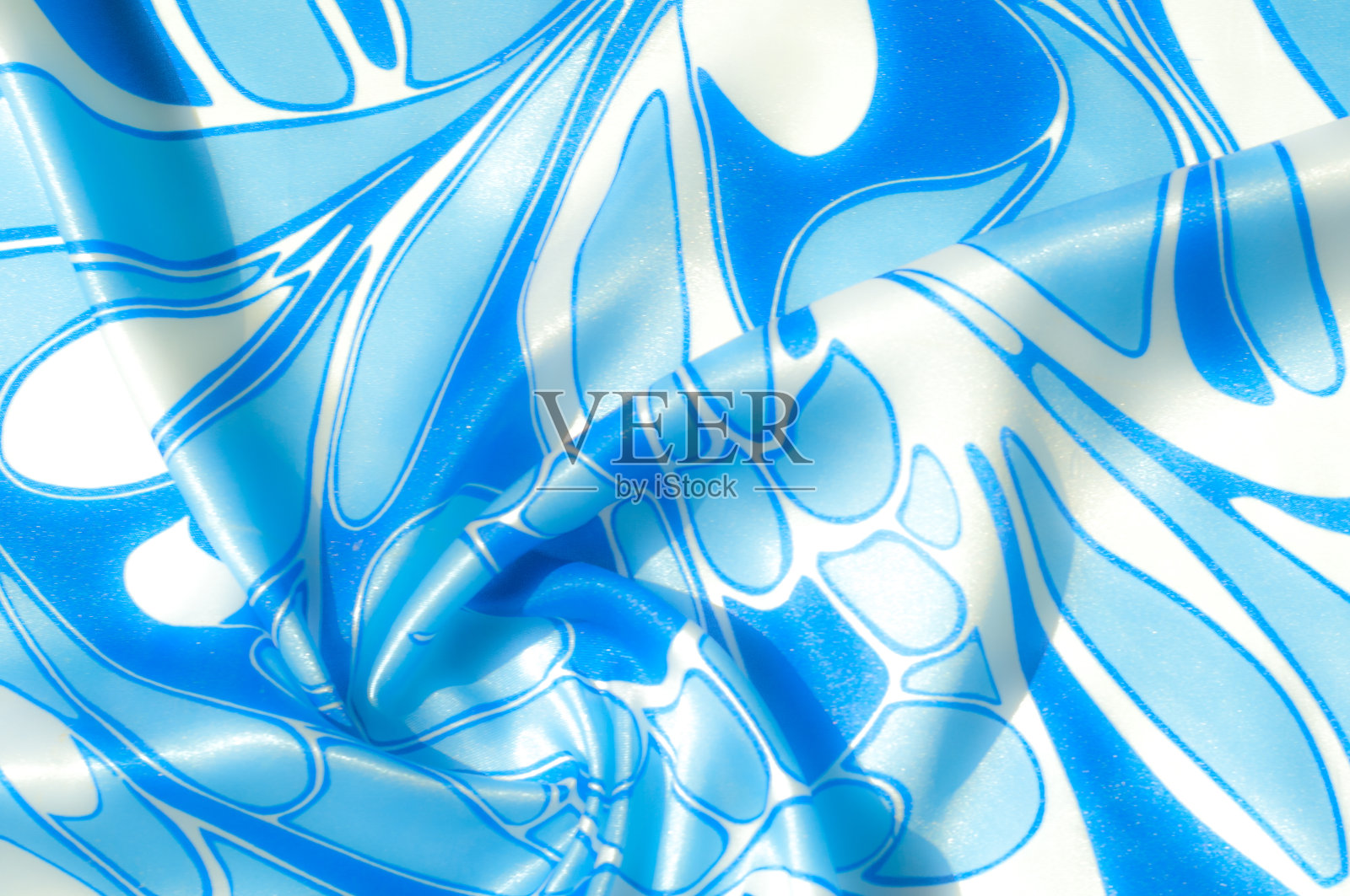 质地、背景、模式。女人用的丝绸手帕。抽象图案的披肩，白色背景上的蓝色图案，照片摄影图片