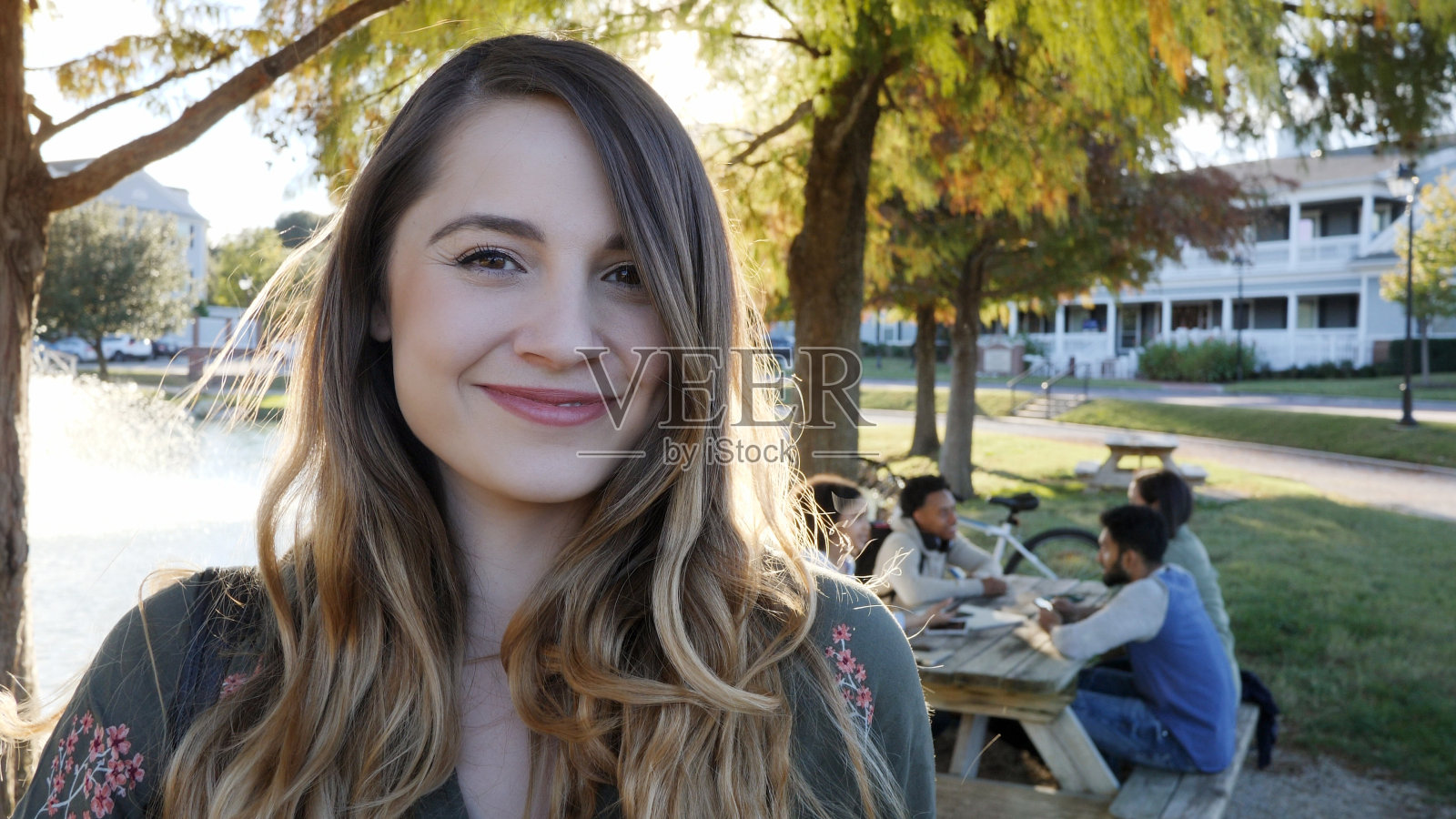 年轻的女大学生在户外对着镜头微微一笑照片摄影图片