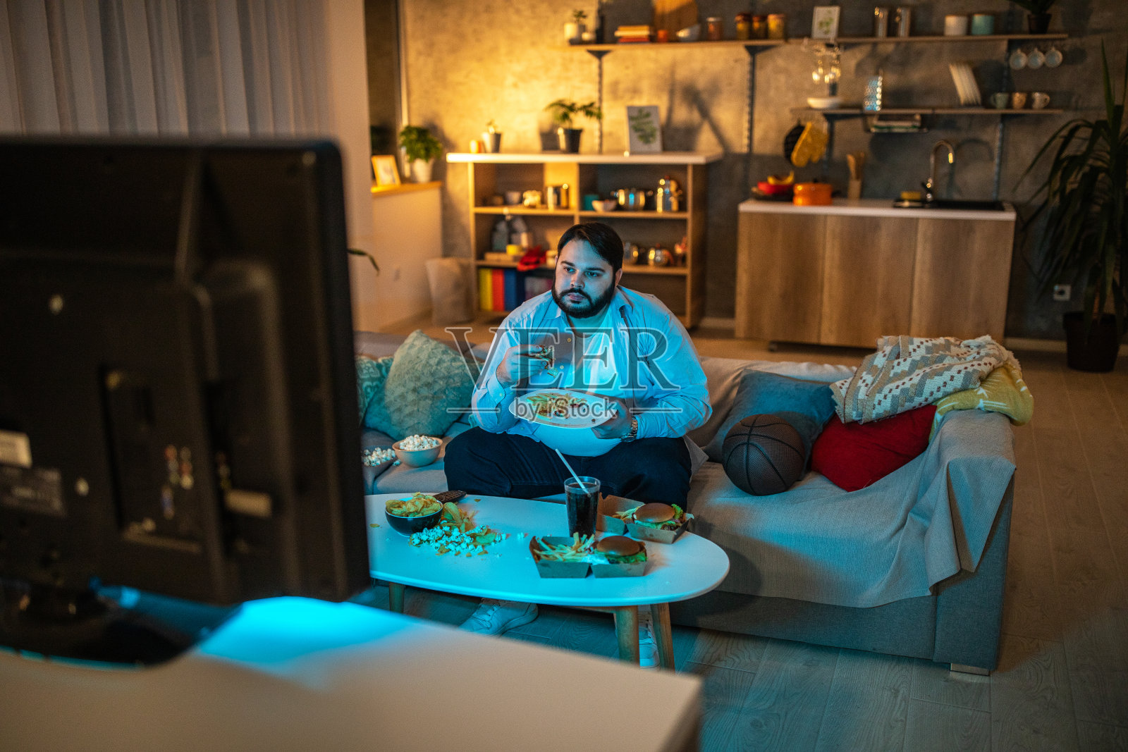 看最喜欢的电视节目照片摄影图片