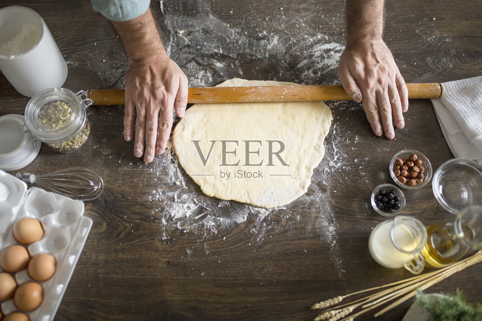 糕点师傅揉面团照片摄影图片