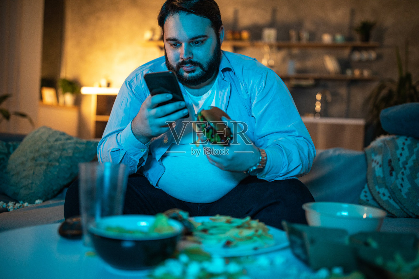 年轻人边吃边上网照片摄影图片