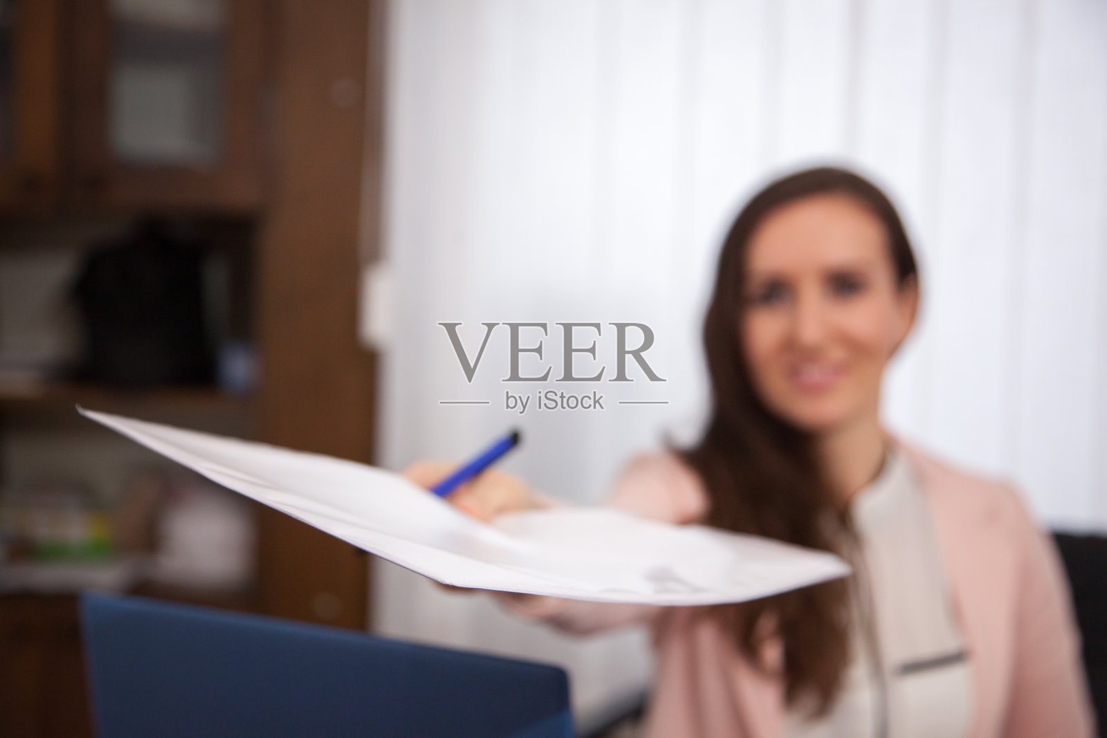 在办公室工作的女商人照片摄影图片