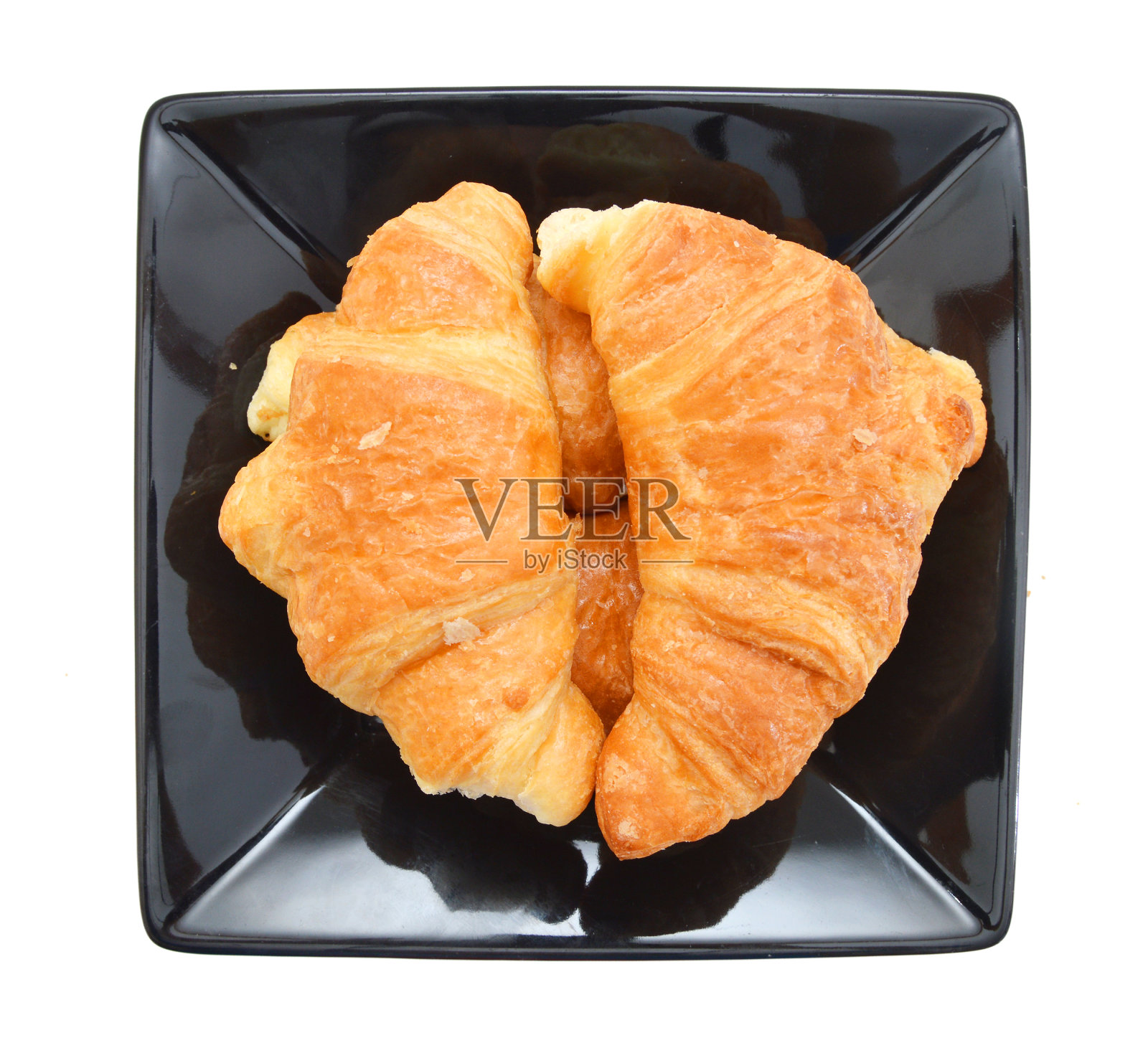 白色背景盘中的新鲜美味牛角包照片摄影图片