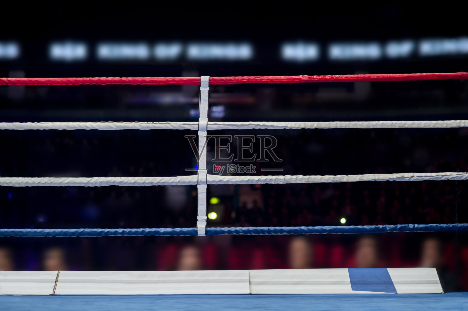 空拳击圈抽象与散焦灯光照片摄影图片