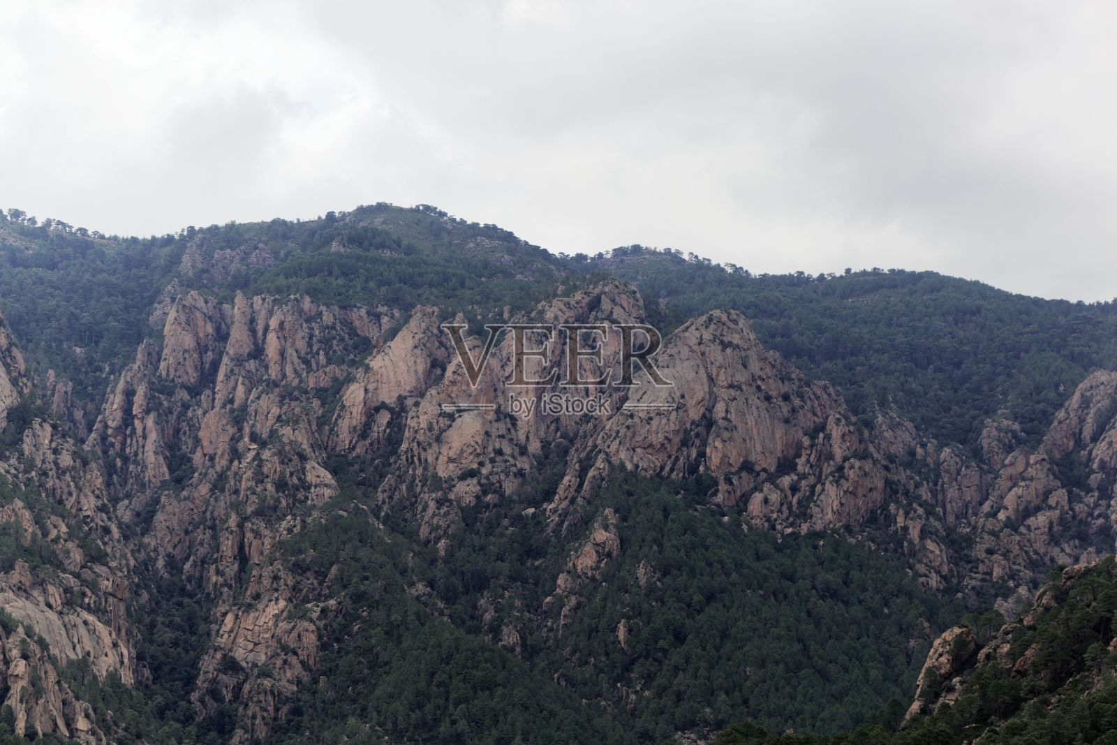 法国科西嘉岛南部巴韦拉地区的山脉。照片摄影图片