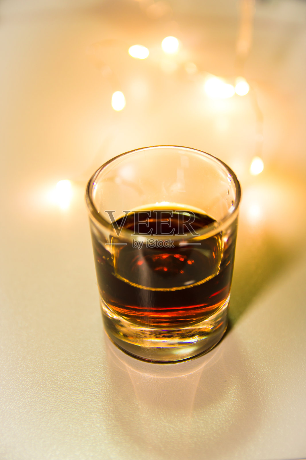 苦涩的苦涩，模糊的灯光在背景中照片摄影图片