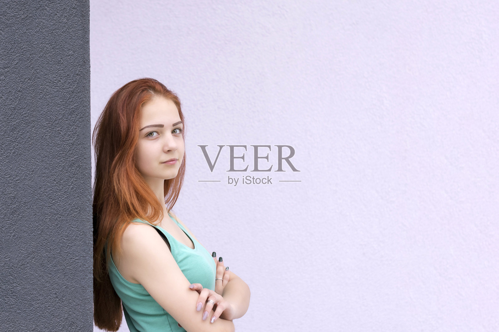 红发模特看着镜头照片摄影图片