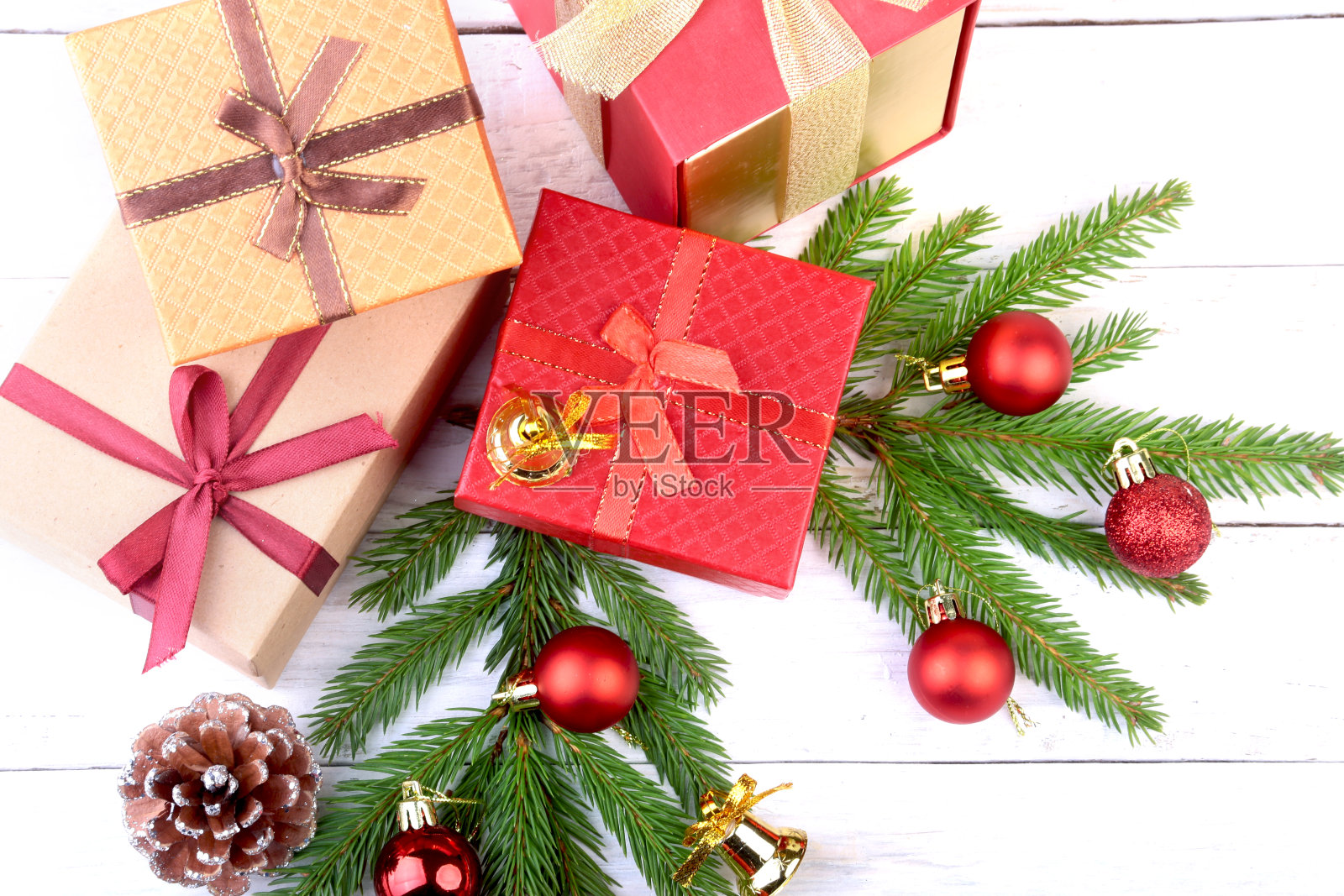 节日快乐。用礼品盒、蜡烛和球装饰新年或圣诞节。贺卡。前视图。照片摄影图片