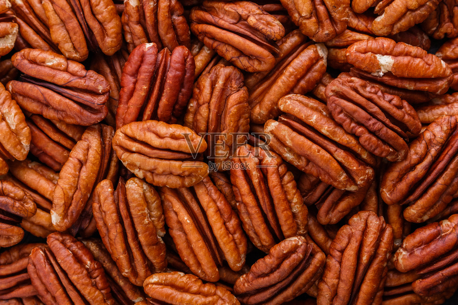 美味的山核桃在深色的石头背景照片摄影图片