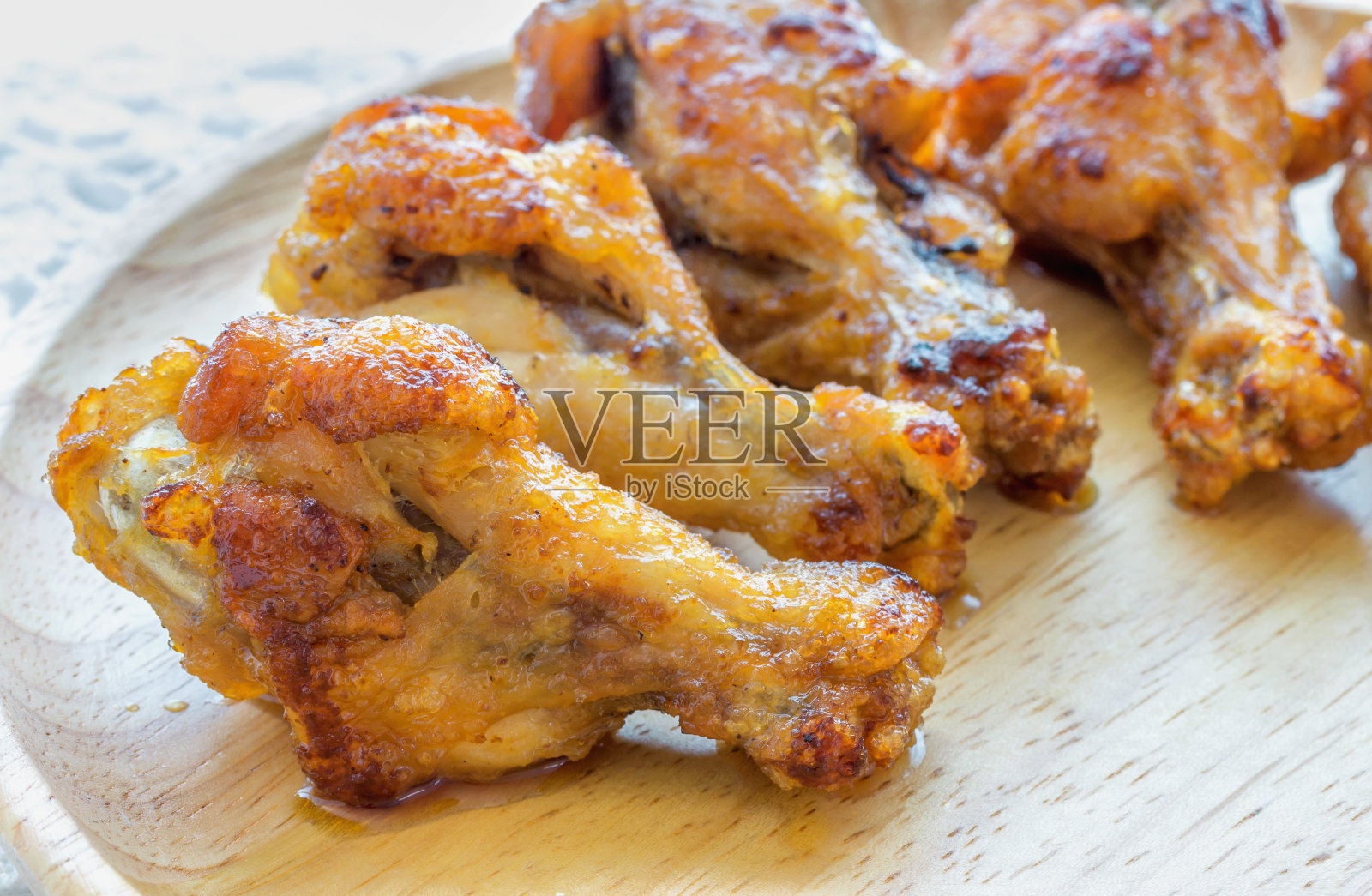 烤鸡腿放在木板上照片摄影图片