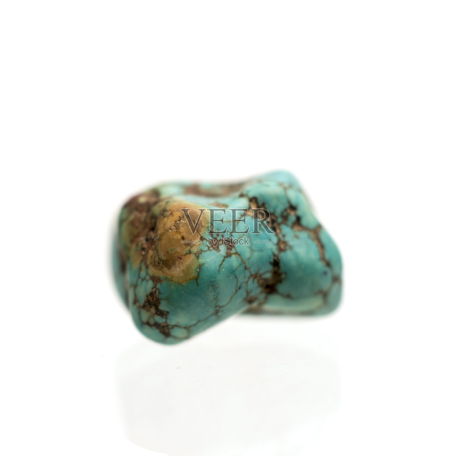 未加工的绿松石宝石岩石孤立在白色上照片摄影图片