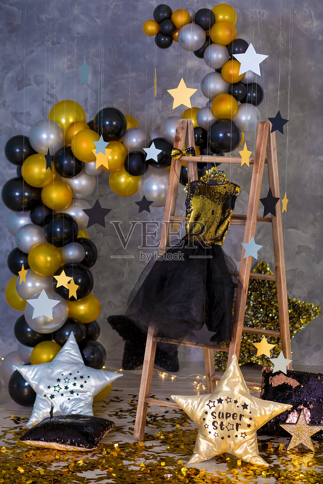 俱乐部演播室装饰用木衣架挂着的金色派对礼服与皮夹克。照片摄影图片