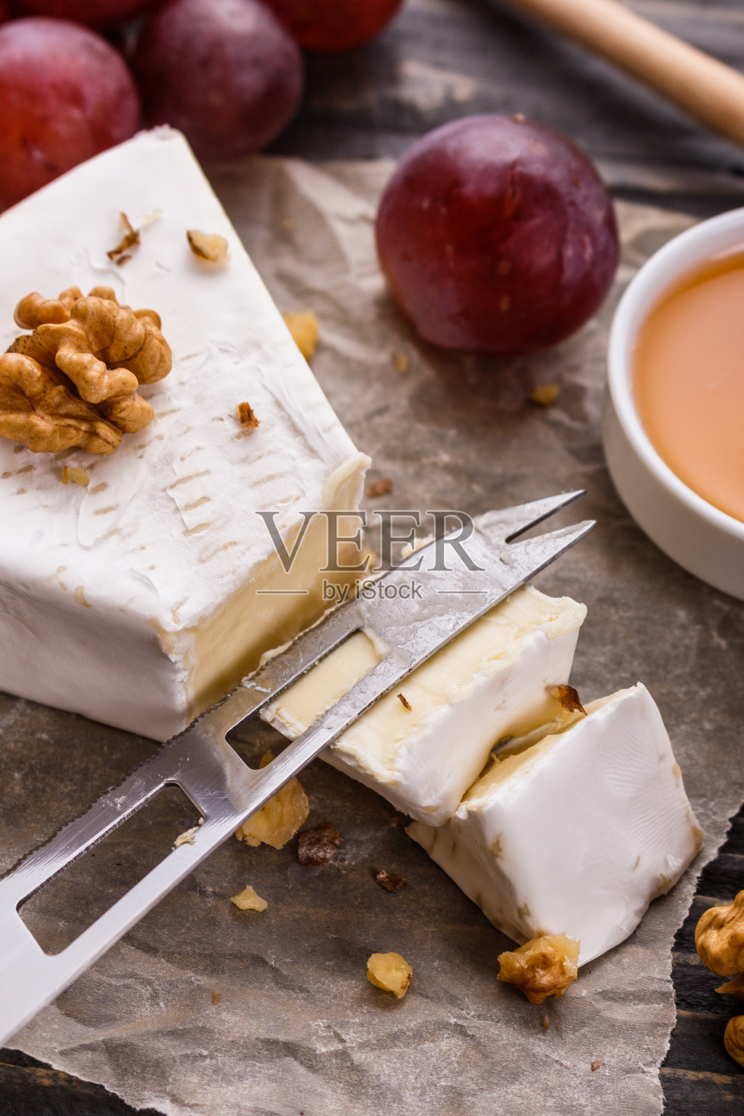 美味的奶油卡门贝尔奶酪在木制的乡村背景照片摄影图片