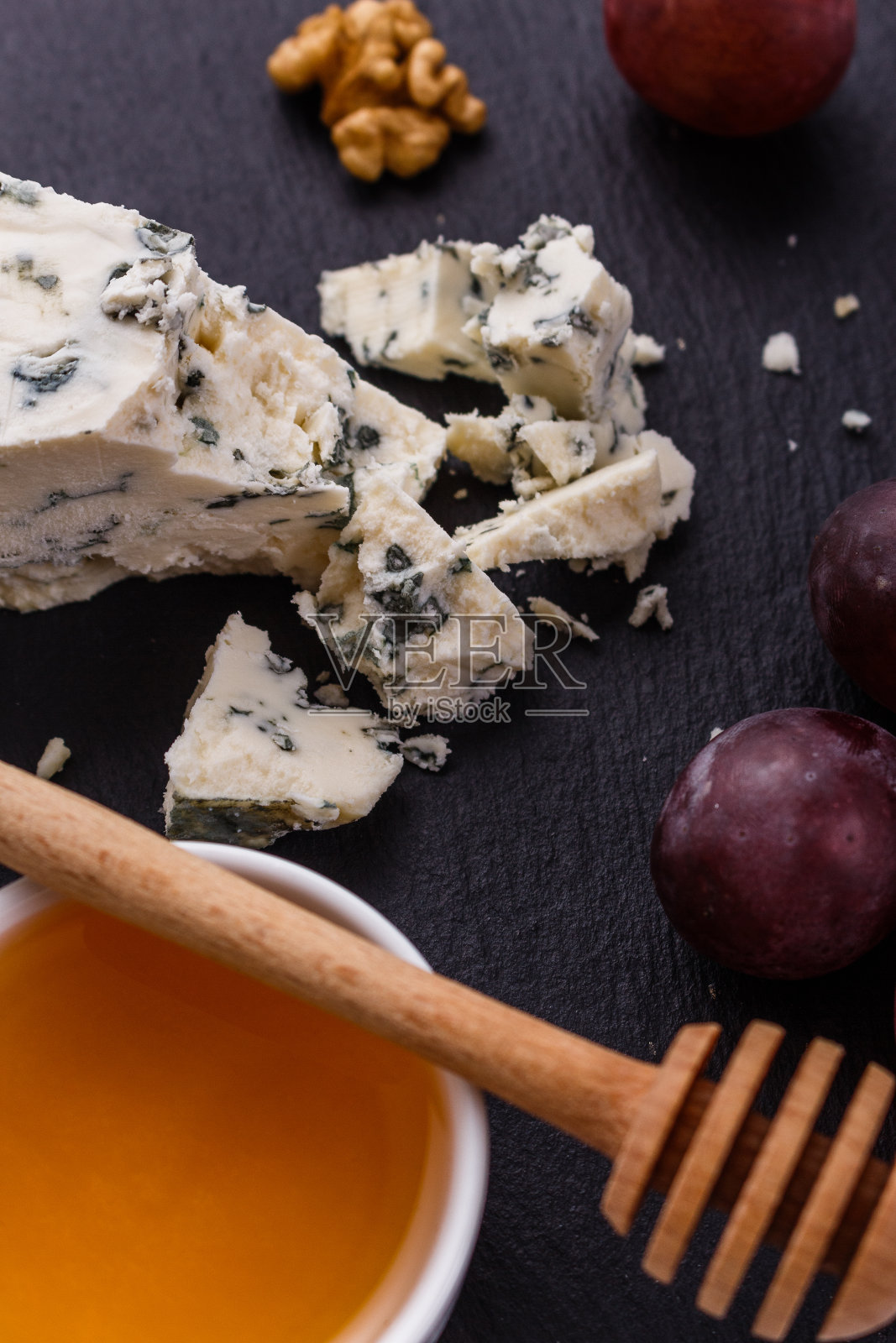 美味的蓝色奶酪在木制的乡村背景照片摄影图片