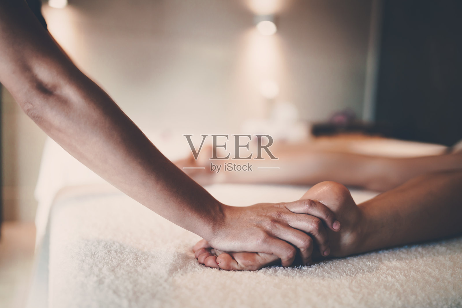 按摩师按摩治疗期间的按摩师照片摄影图片