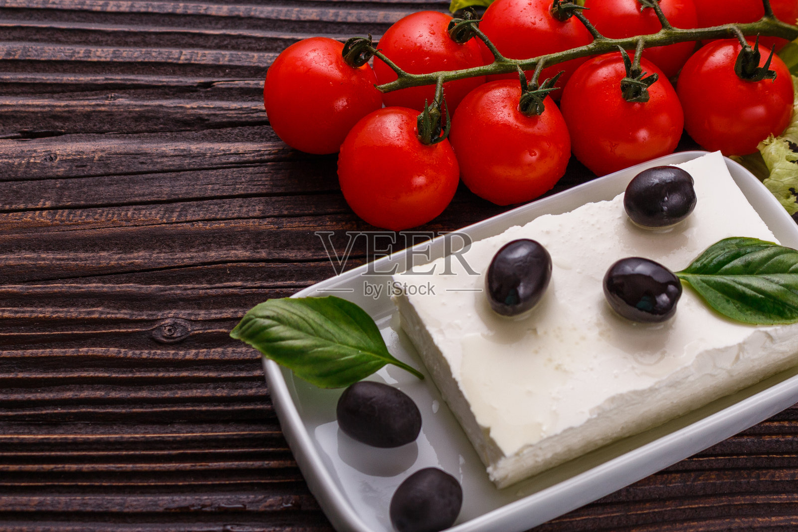 一块羊乳酪放在一个木制的乡村背景上照片摄影图片