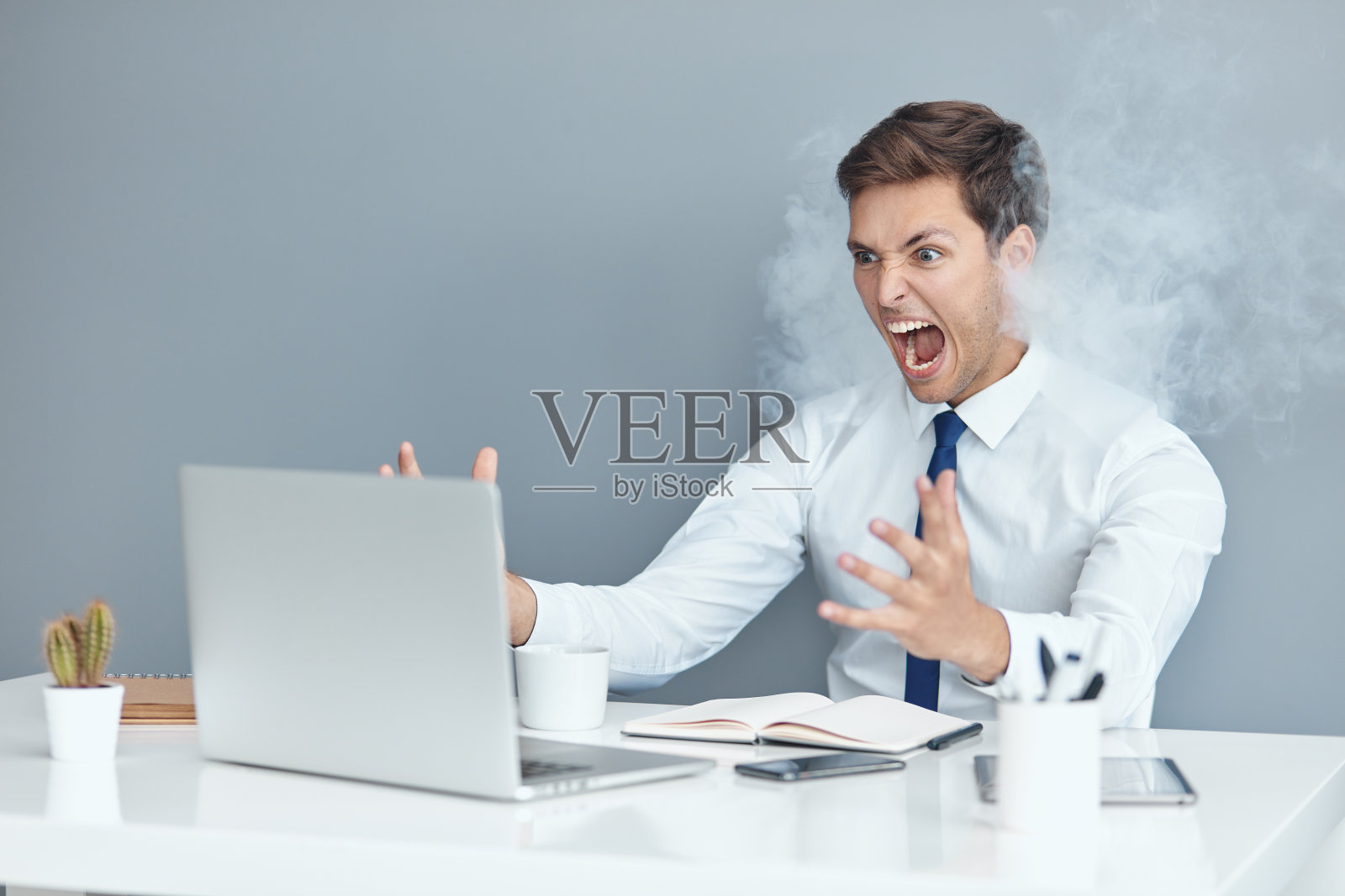 年轻的白种白领压力很大照片摄影图片