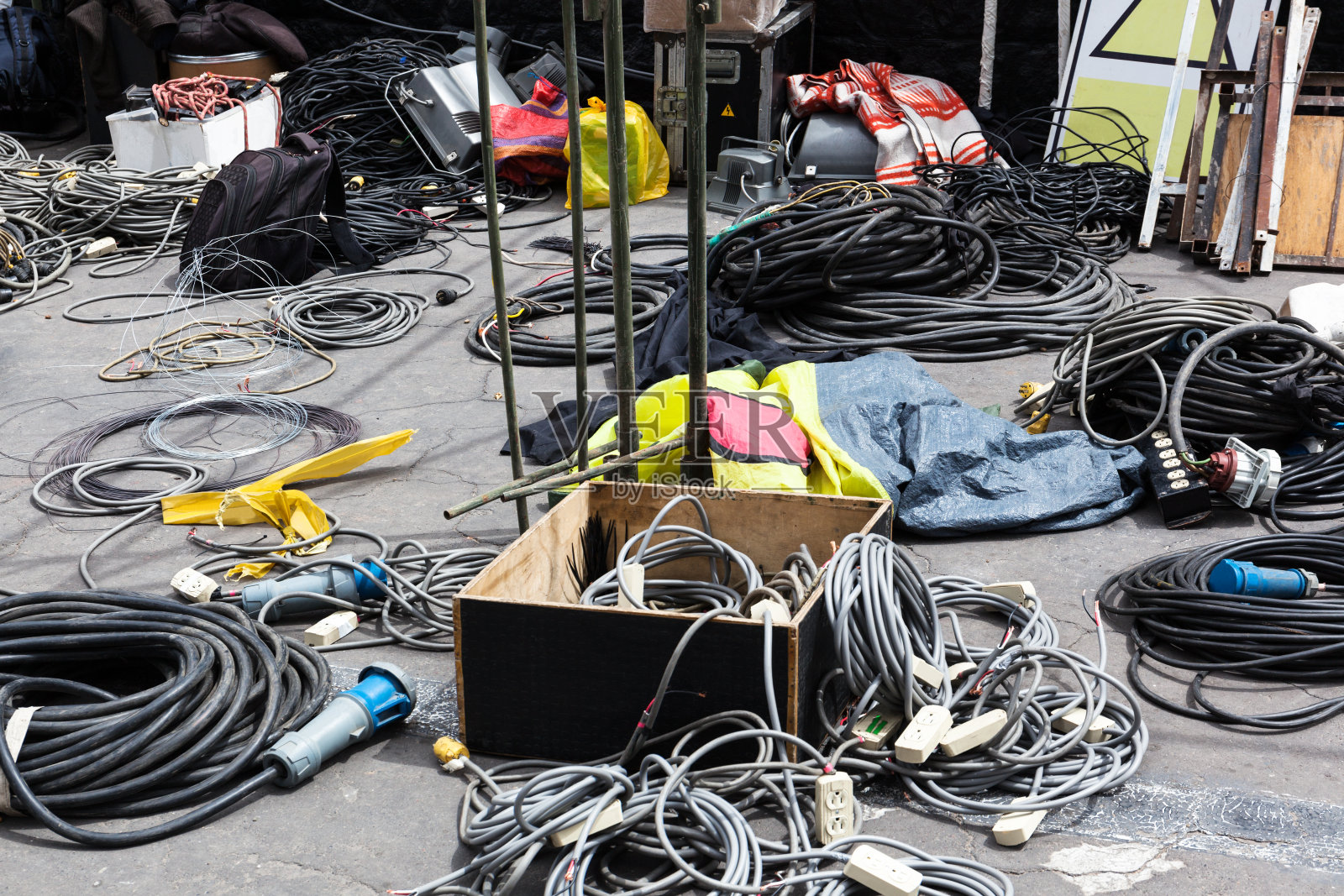 城市街道上的电气设备照片摄影图片