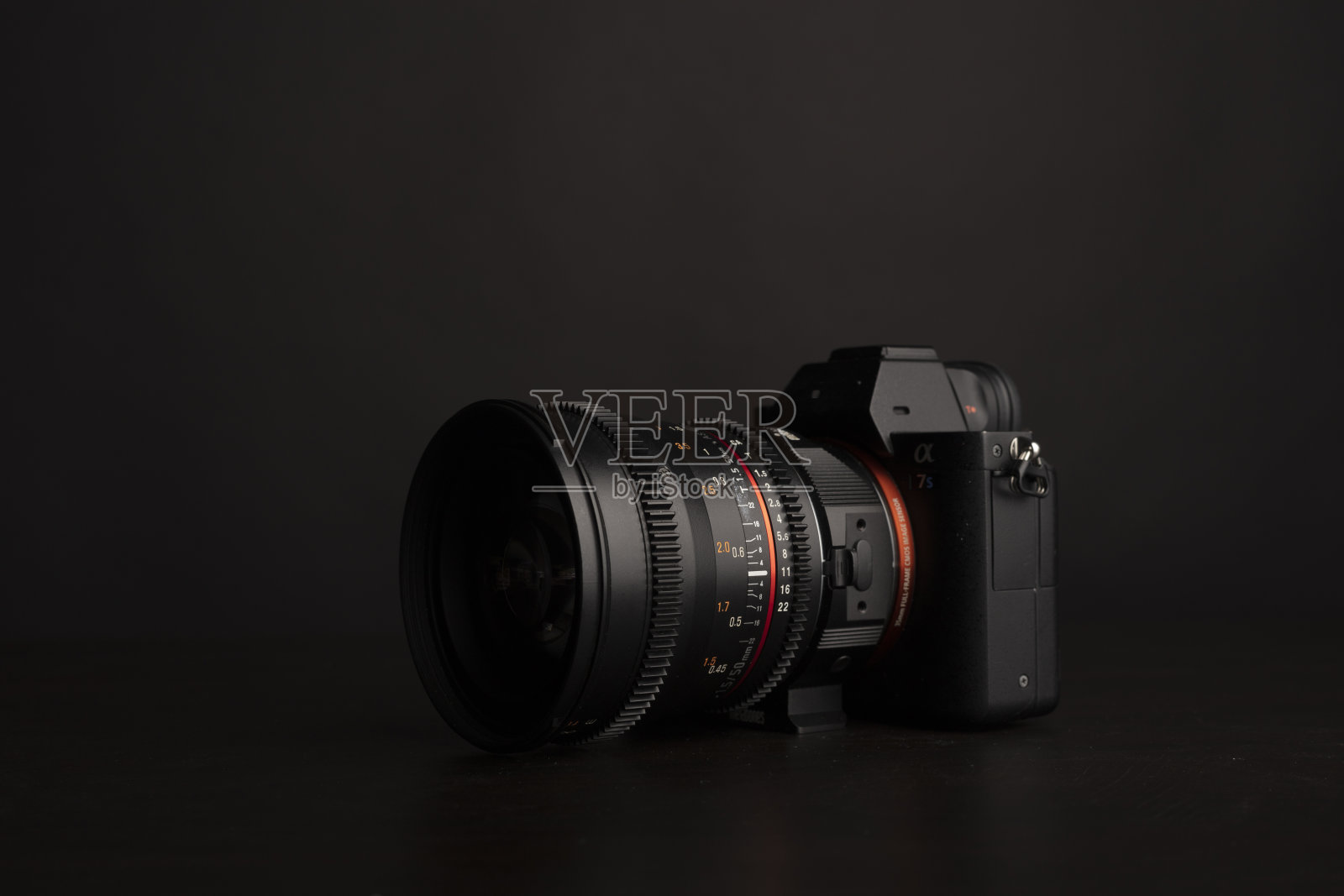 黑色单反相机的戏剧性中景特写照片摄影图片