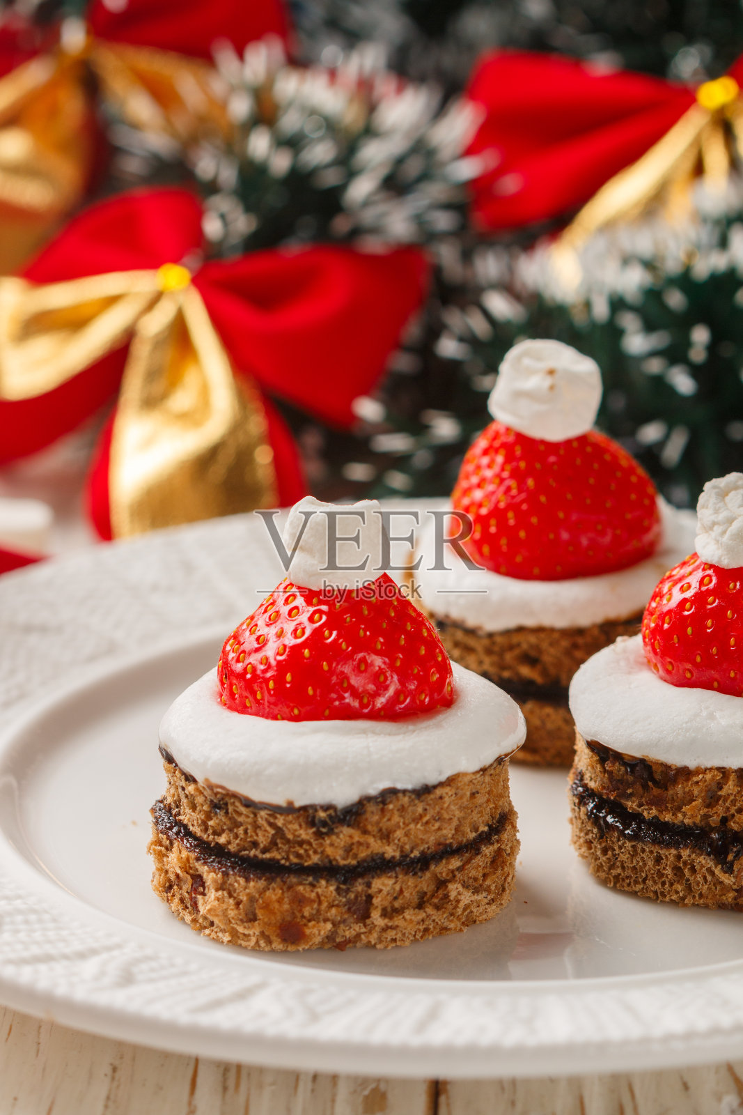 姜饼，棉花糖，草莓和巧克力酱的圣诞甜点。新的一年照片摄影图片