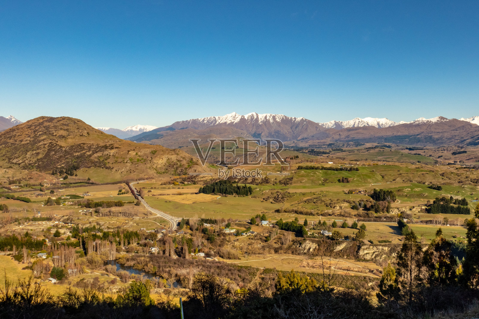 雪山和山谷中的滑雪场照片摄影图片