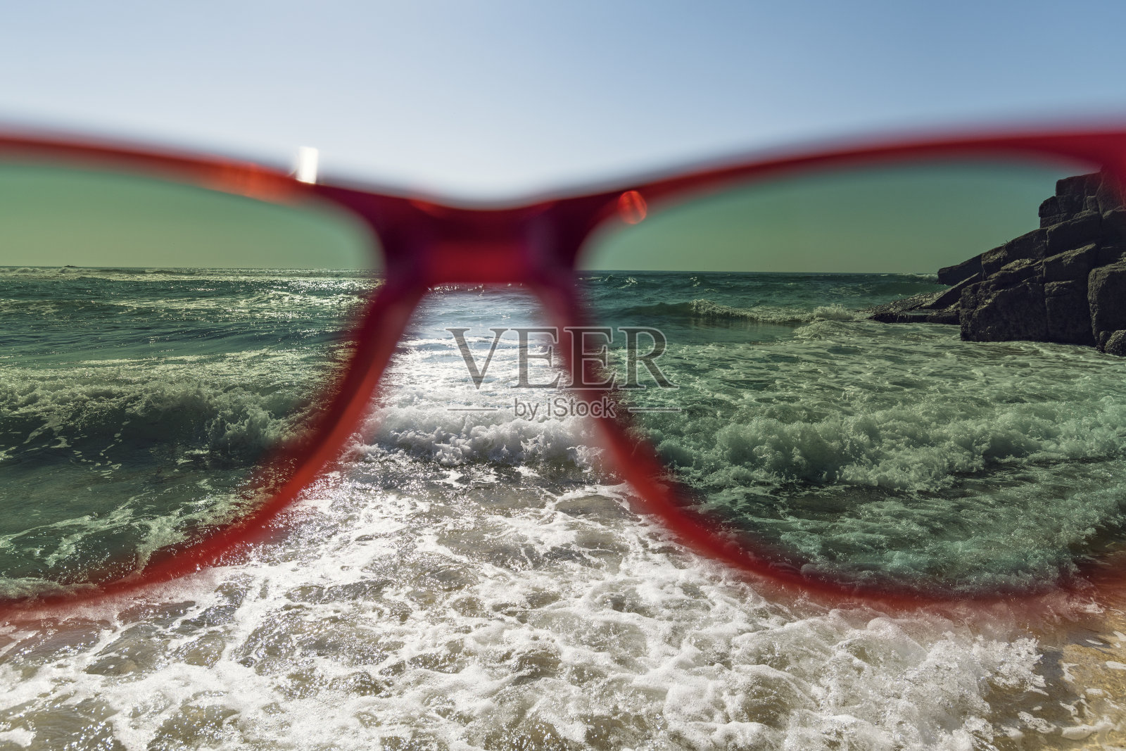 透过太阳镜，康沃尔的波思库诺海滩海岸线上的破浪照片摄影图片