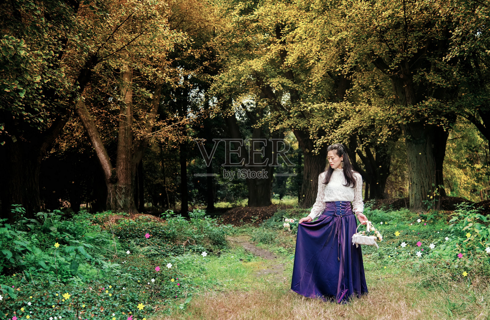 森林里的女人照片摄影图片