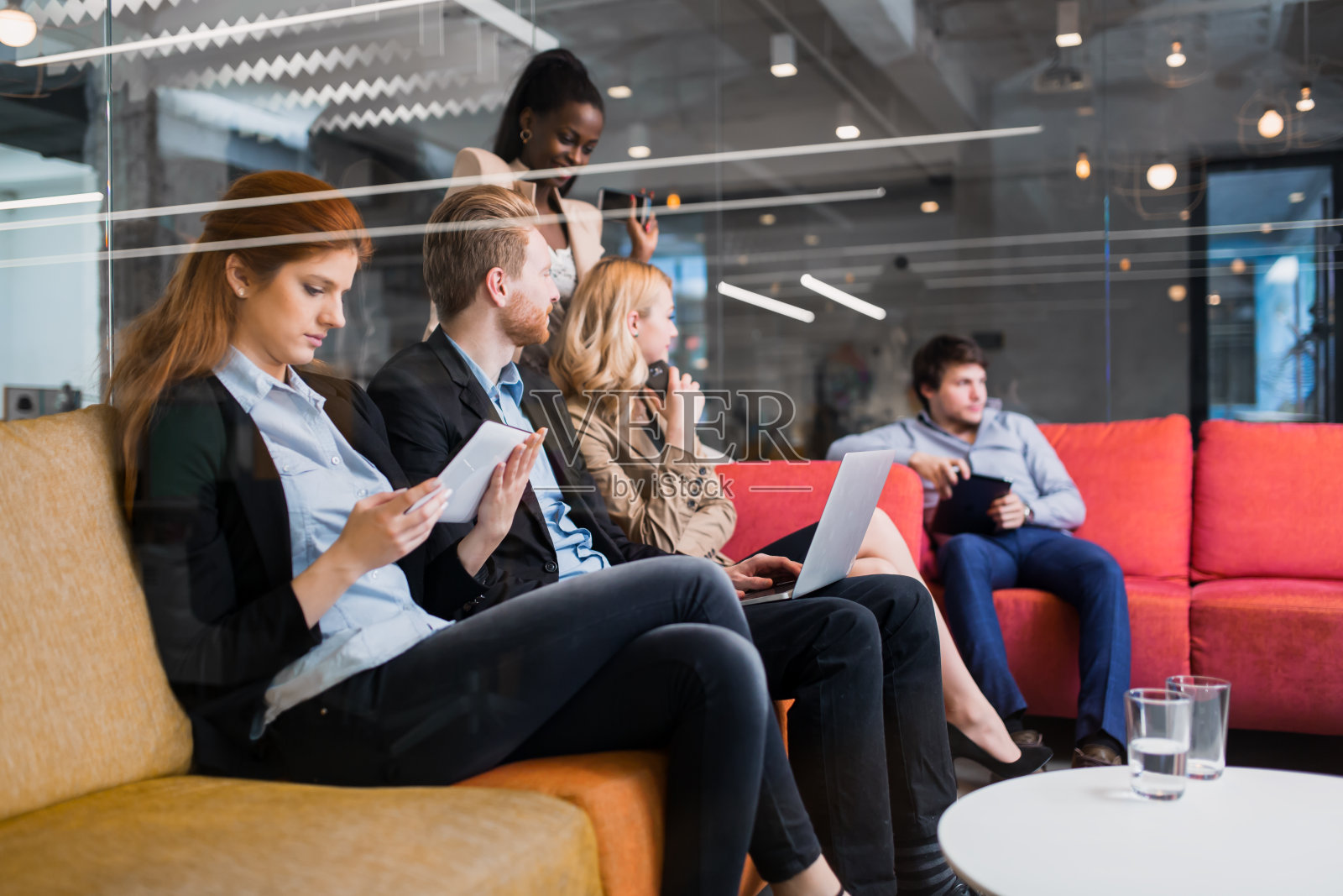 业务人员交谈。技术手照片摄影图片