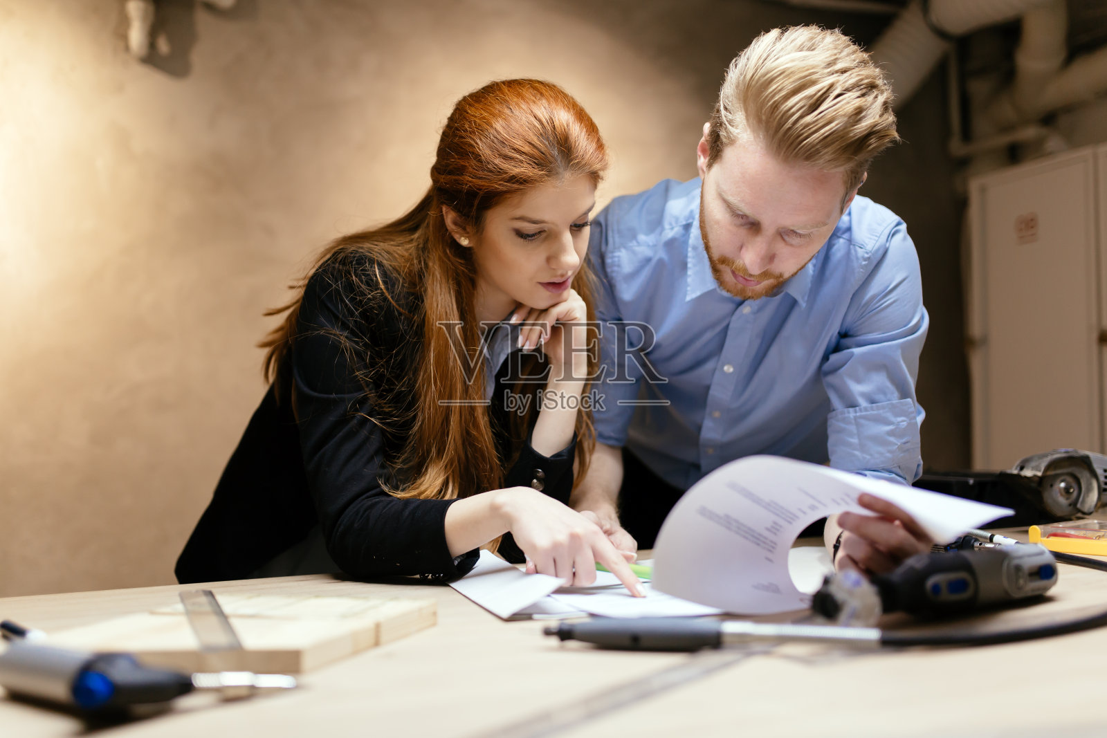 人们在现代化美丽的车间工作照片摄影图片