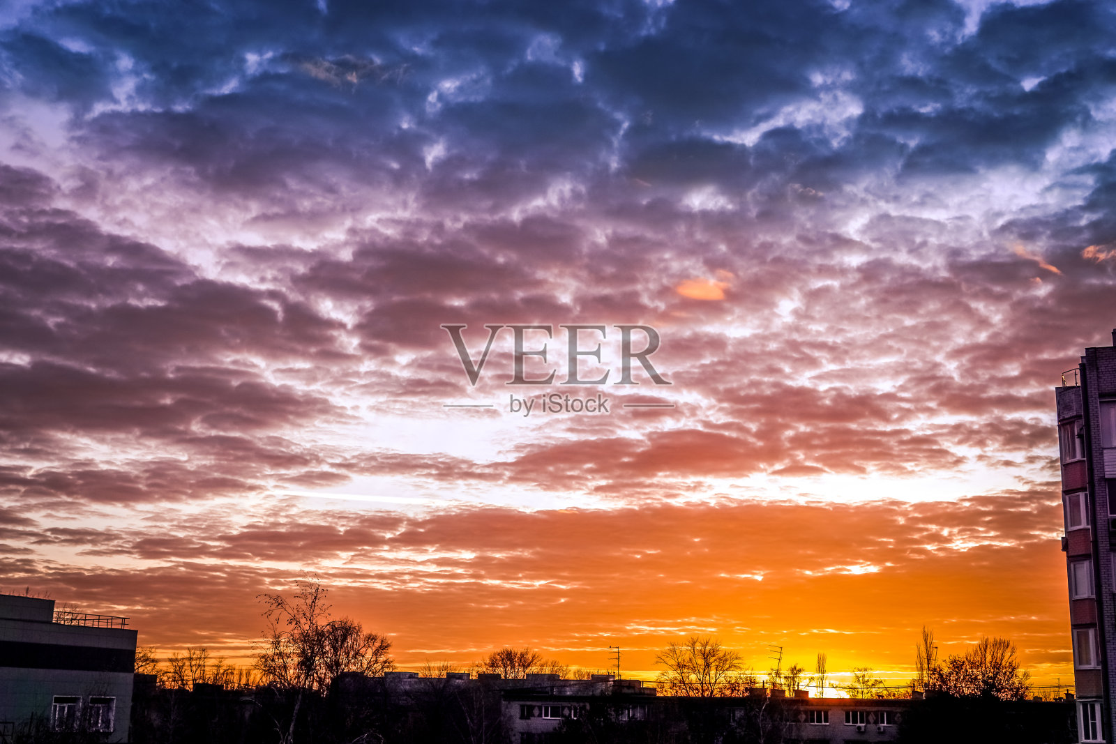 小镇上五颜六色的日落天空照片摄影图片